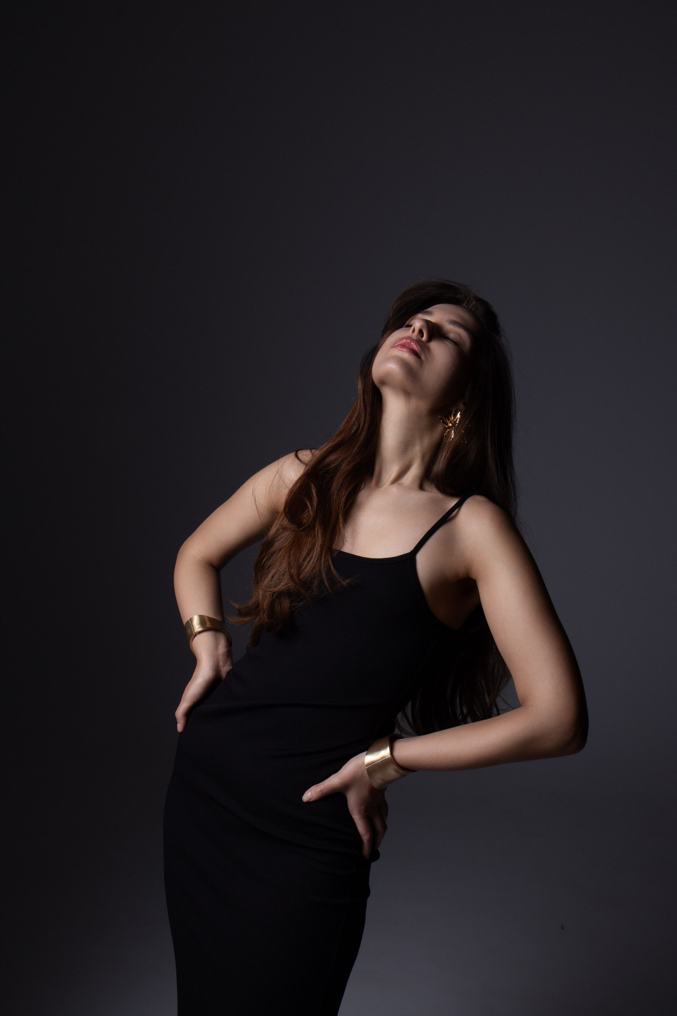 Женский портрет. Фотосессия Раисы в Москве! Нежный образ в черном. Все включено. Готовые образы. Помощь визажиста и стилиста. Фотосессия в стиле минимализм. Фотосессии в студиях Москвы с циклорамой. 