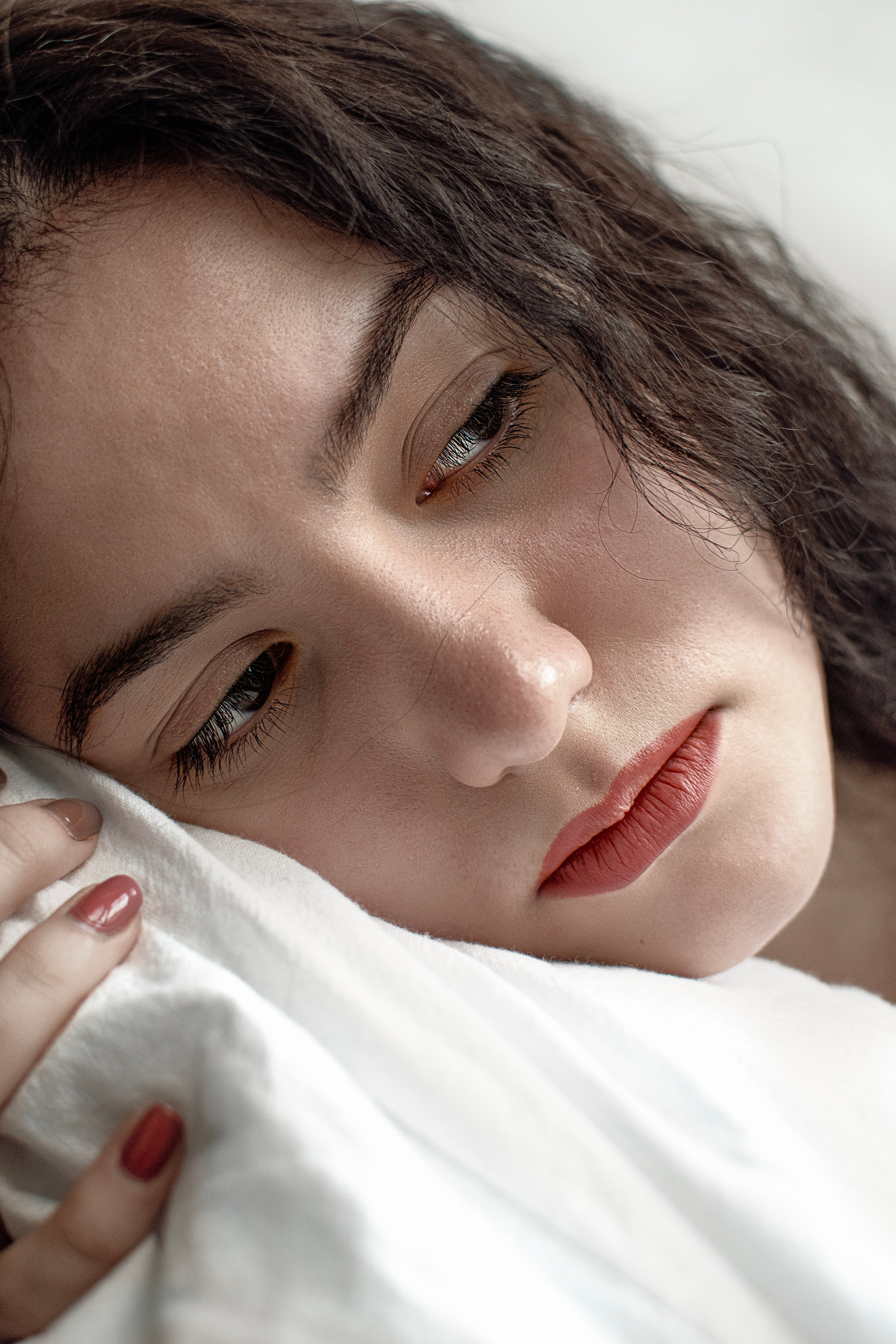 Портрет девушки на подушке