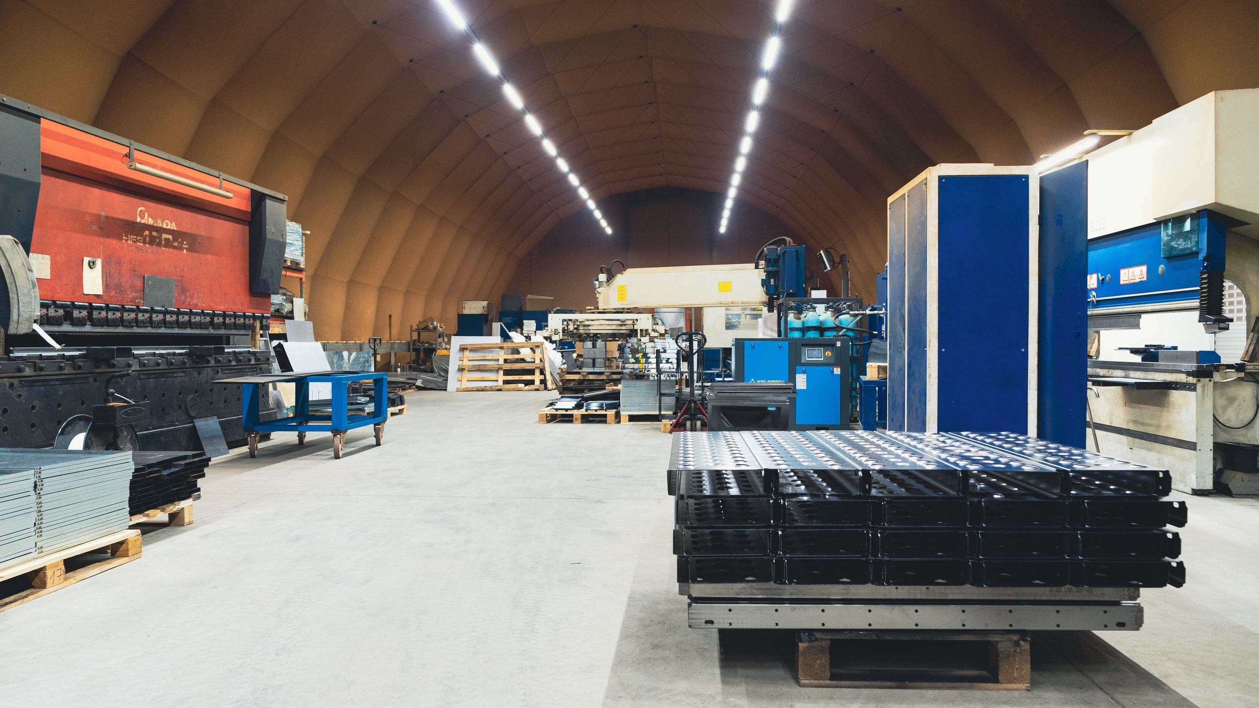 Рабочие цеха компании ПВК. Коммерческий Фотограф Виктор Фоменых