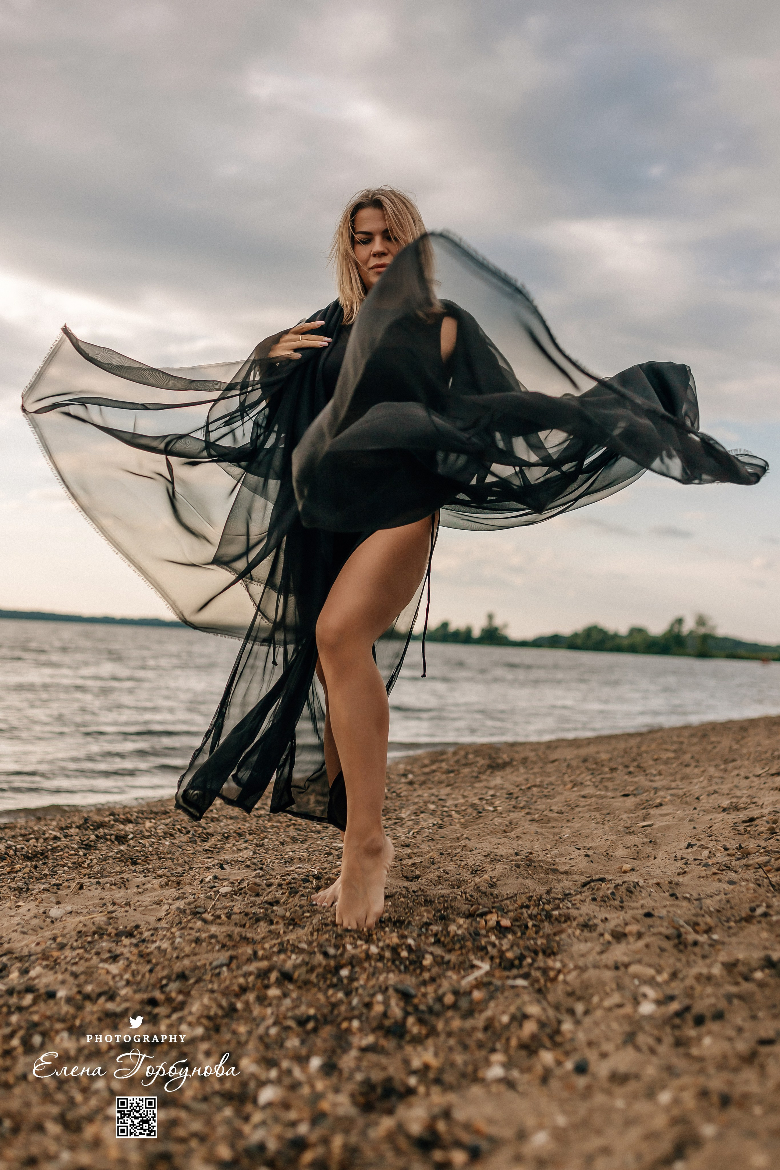 Черная серия с тканью. Набережная. Александра и Таисия. Июль 2025 г. Фотограф Пермь. Свадьбы. Семья и дети, школа, д. сад. Фотокниги