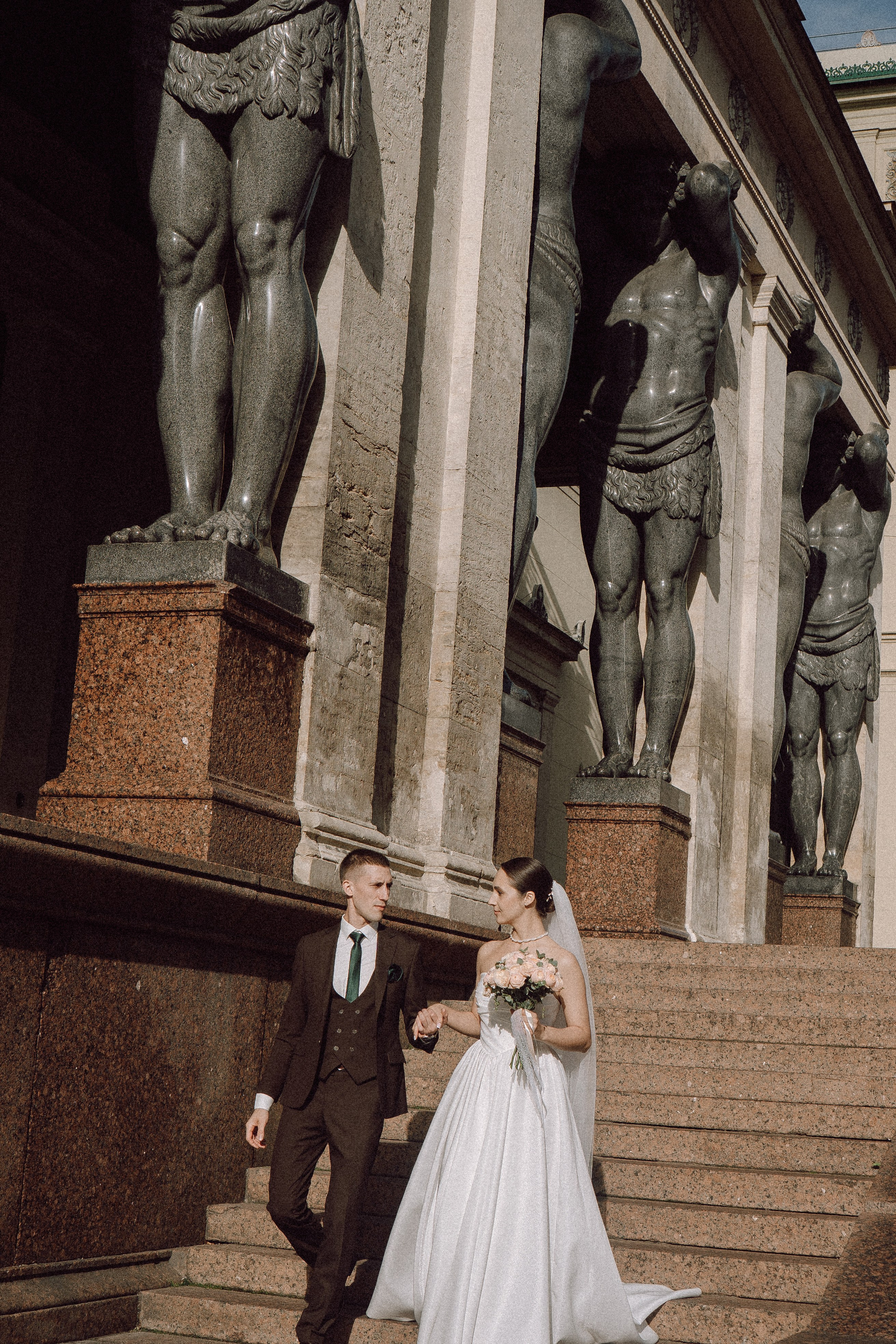 СВАДЕБНАЯ ПРОГУЛКА В САНТК-ПЕТЕРБУРГЕ (ИСАКИЕВСКИЙ СОБОР, ЗИМНЯЯ КАНАВКА, ЭРМИТАЖ И БОЛЬШАЯ МОРСКАЯ УЛИЦА). Профессиональный фотограф, Санкт-Петербург — Виктория Богомолова
