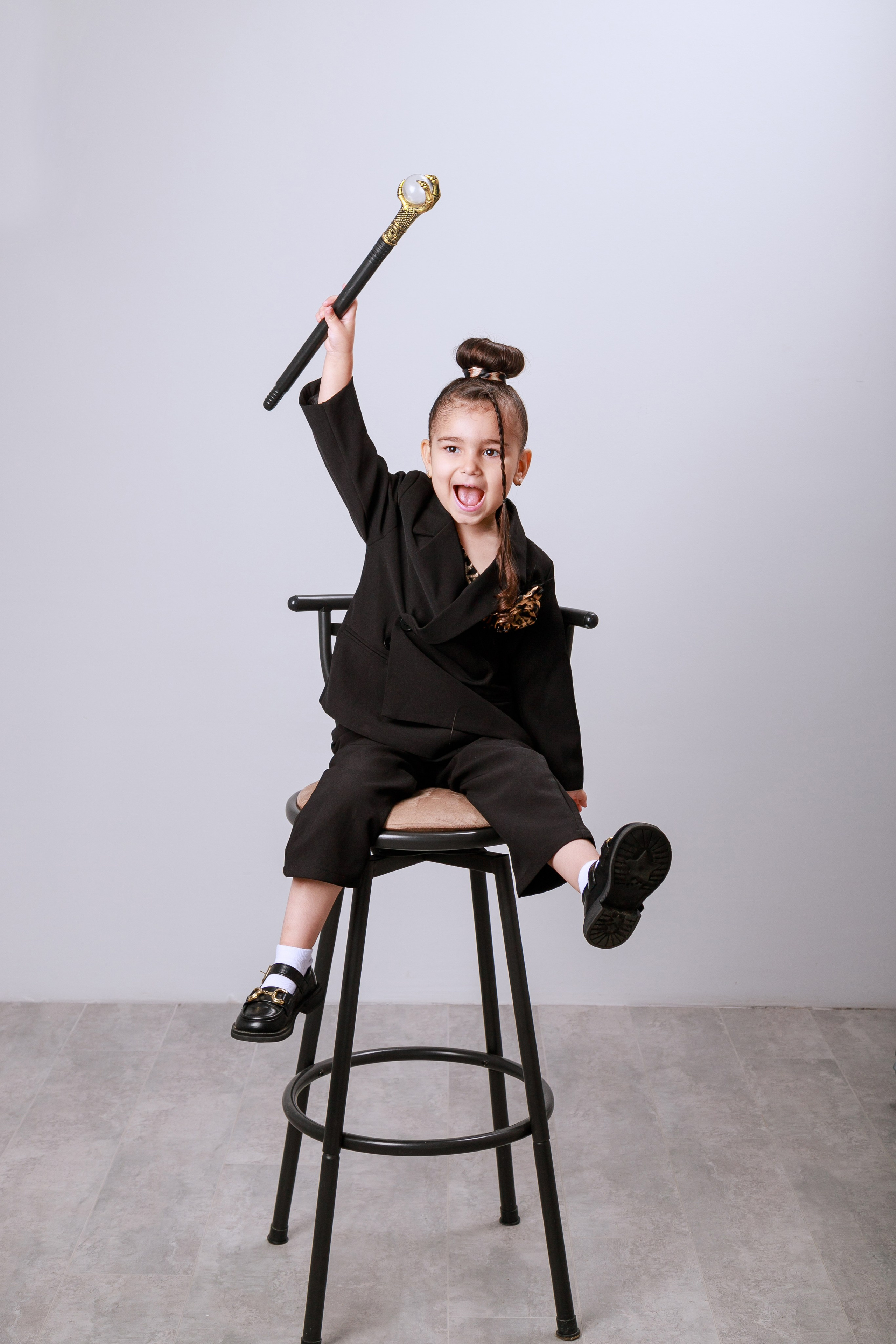 детская фотосессия в студии на барном стуле позирование