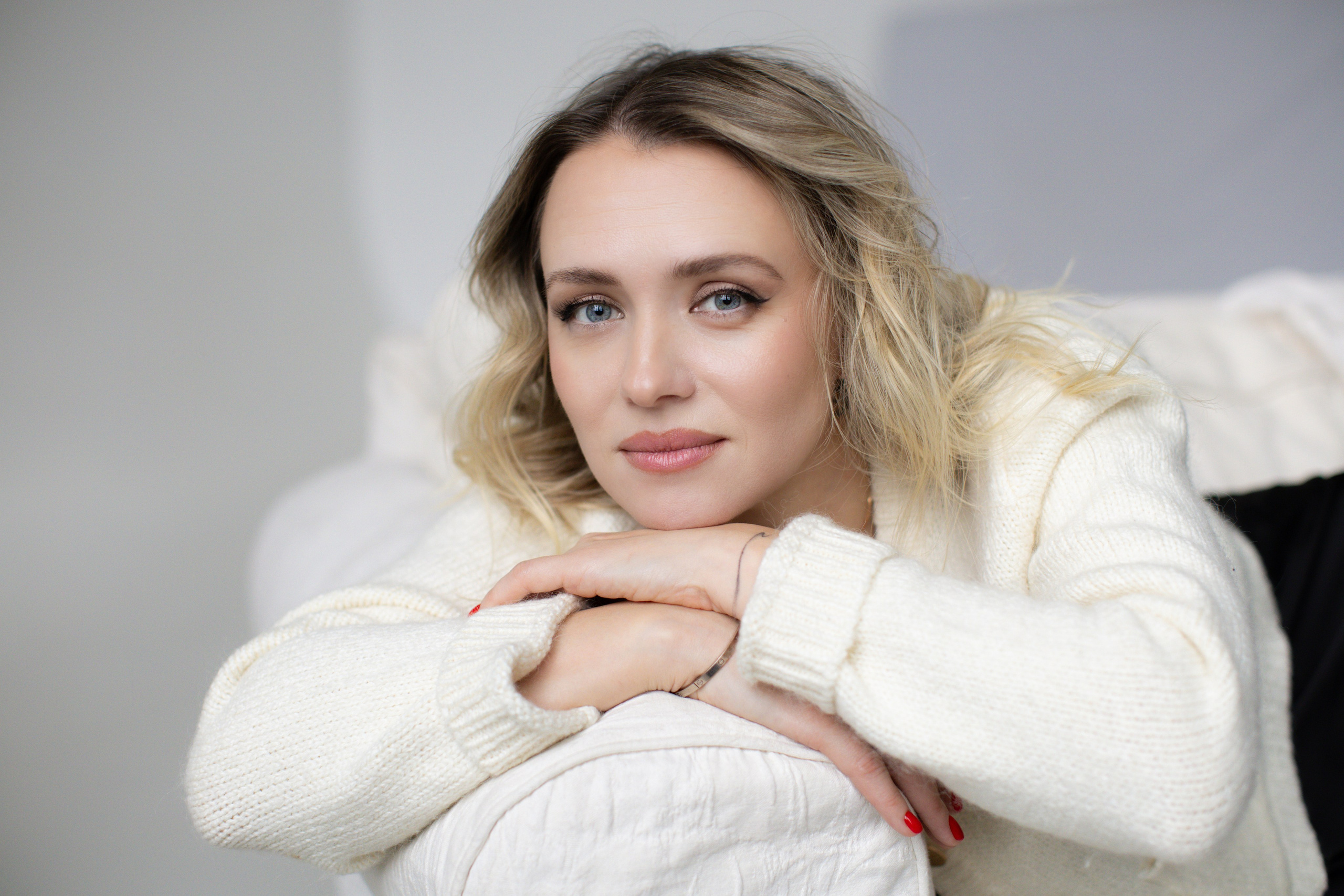 Фотосессия в лаконичной студии с Ульяной. Портретный и семейный фотограф Юлия Герман