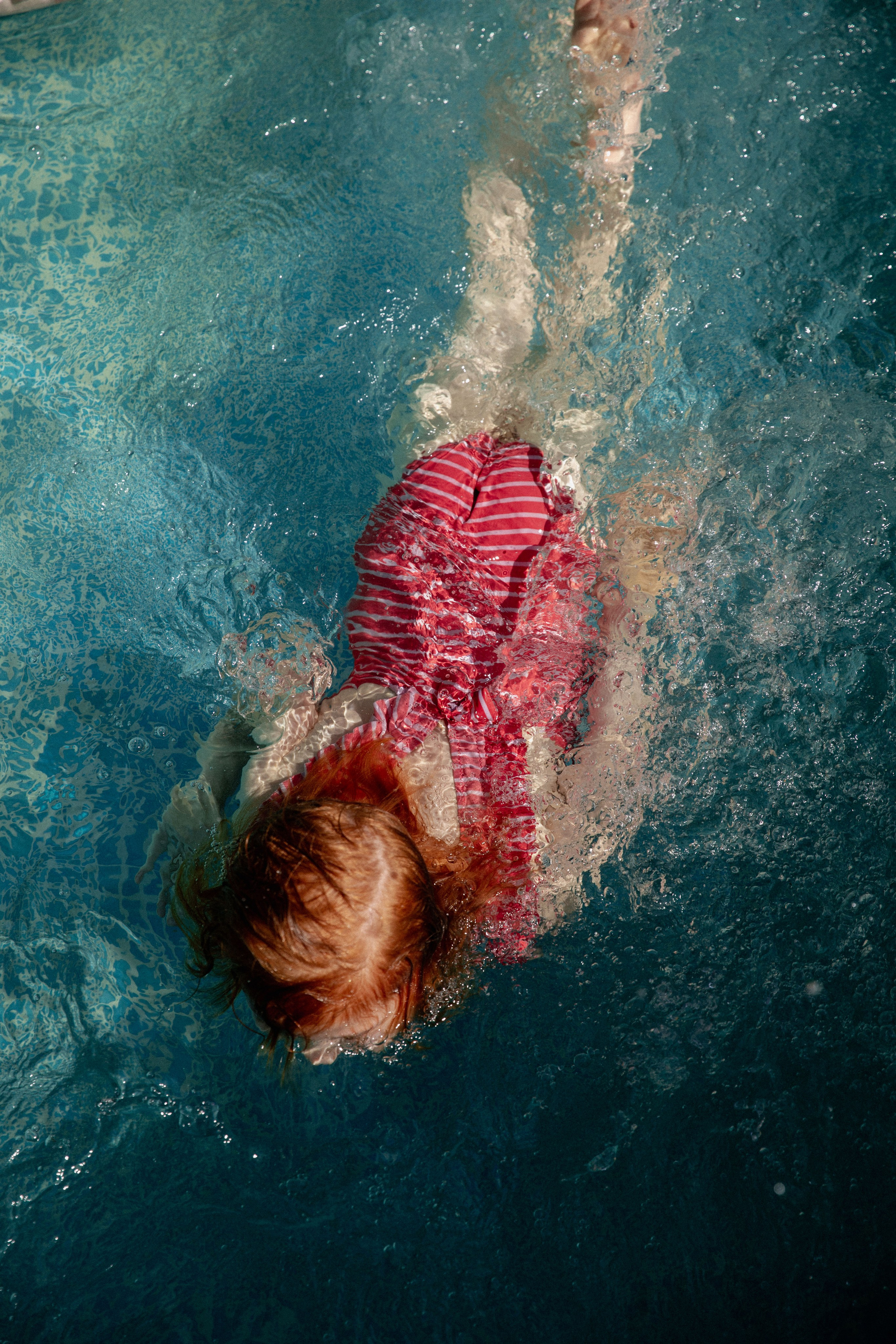 Летняя съемка девочки в саду, в бессейне, с шезлонгом, зонтиком и сахарной ватой. Фотограф новорожденных, детский фотограф  Москва.Семейная съемка Москва. Семенова Анна