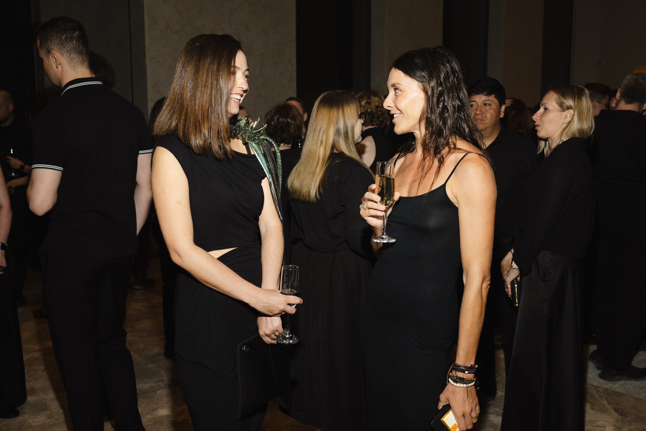 Здравствуйте! Я свадебный фотограф из Ульяновска, работаю в том числе по всей России и с выездом за границу. Снимаю свадьбы, lovestory, корпоративы, светский репортаж. Провожу обучение по фотографии, мастер-классы и воркшопы для других фотографов.