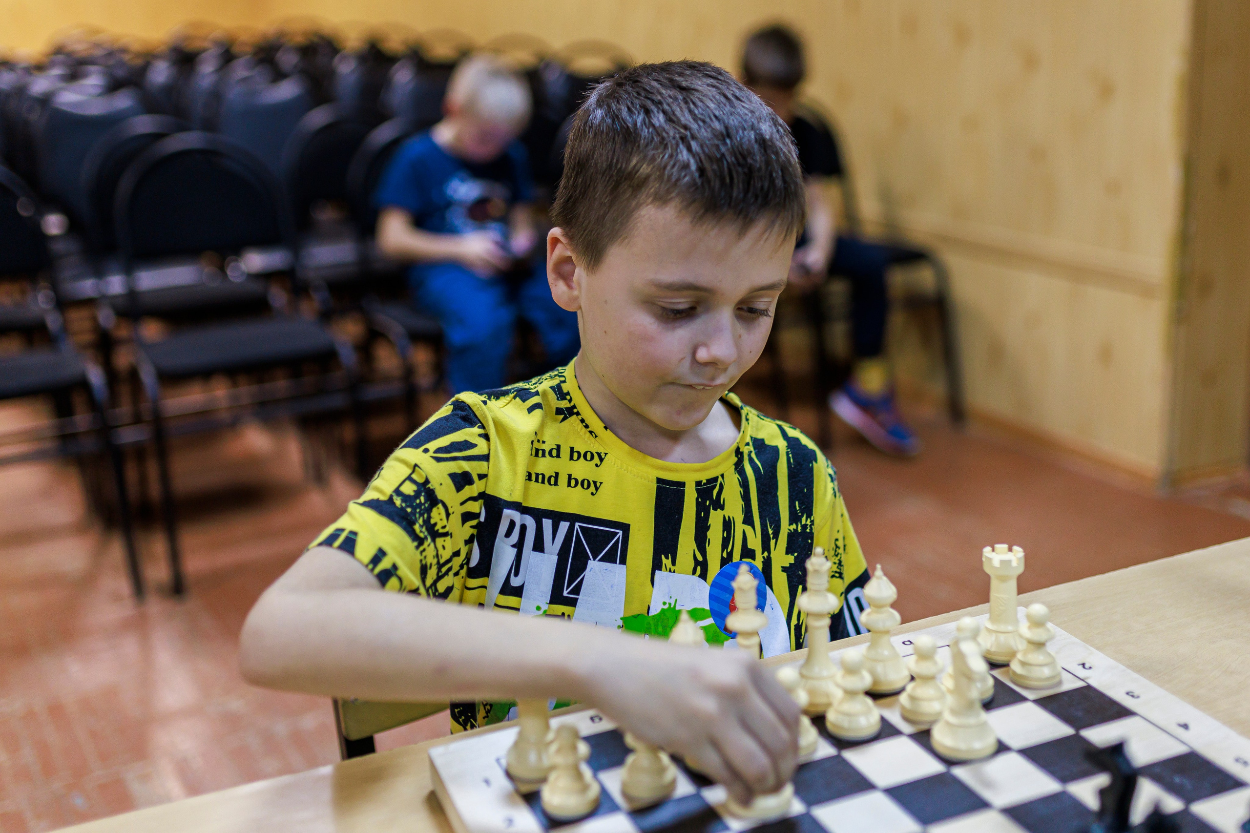 Репортажная сьёмка игры в шахматы в детском доме. Семейный и детский фотограф в Рязани Васюгова Мария