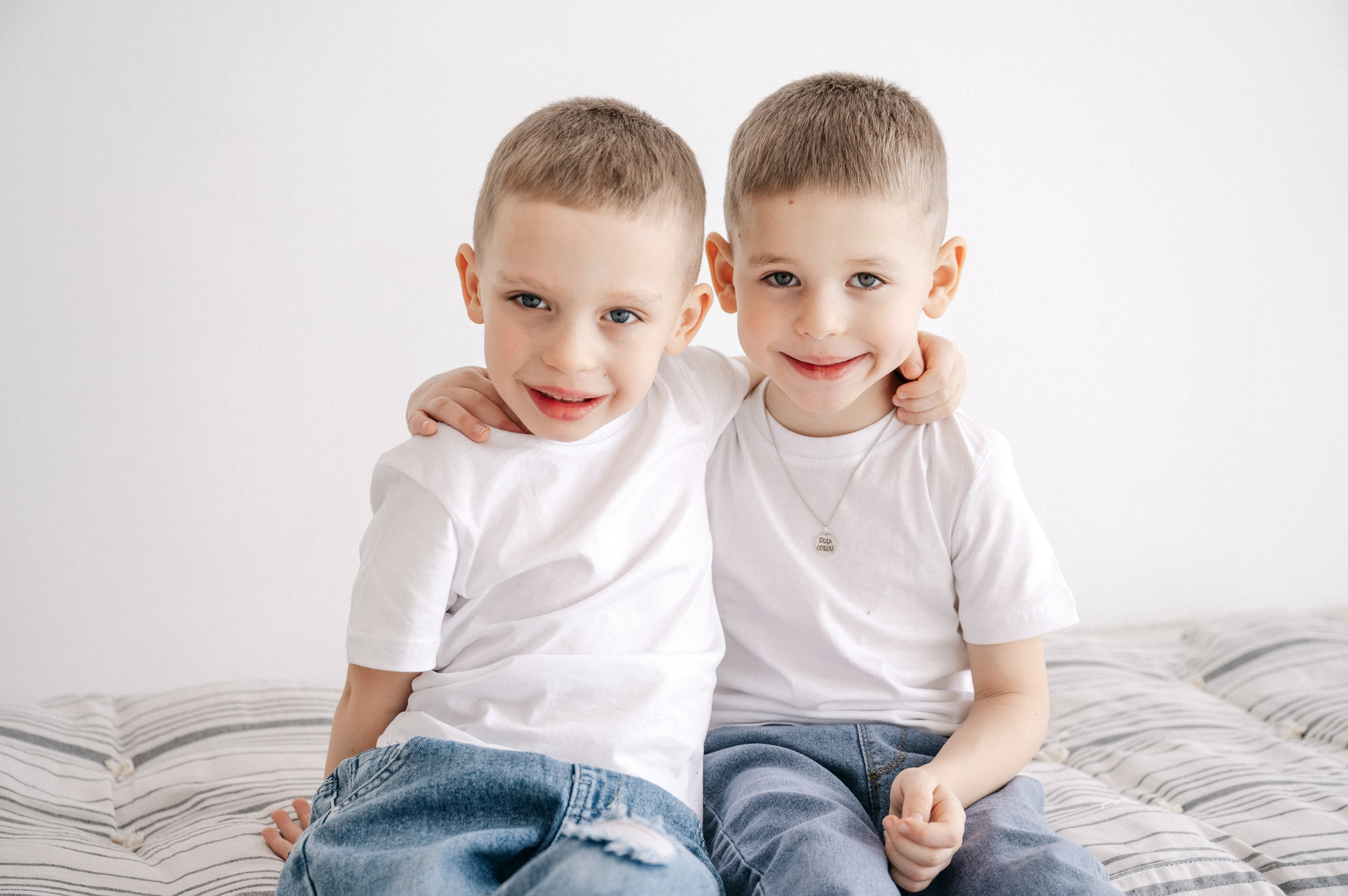 Семейная фотосессия мамы с сыновьями в фотостудии в Королёве. Свадебный и семейный фотограф Виктория Носачёва. Щелково, Москва и МО