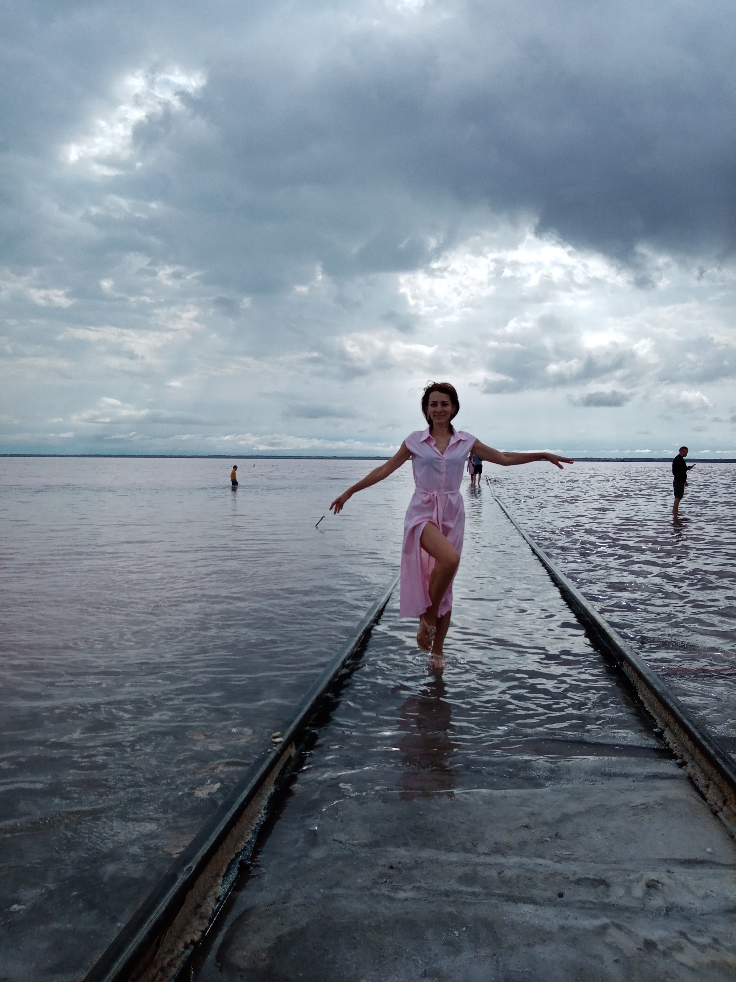 Море, Розовое озеро, Бурсоль, рельсы, девушка, небо