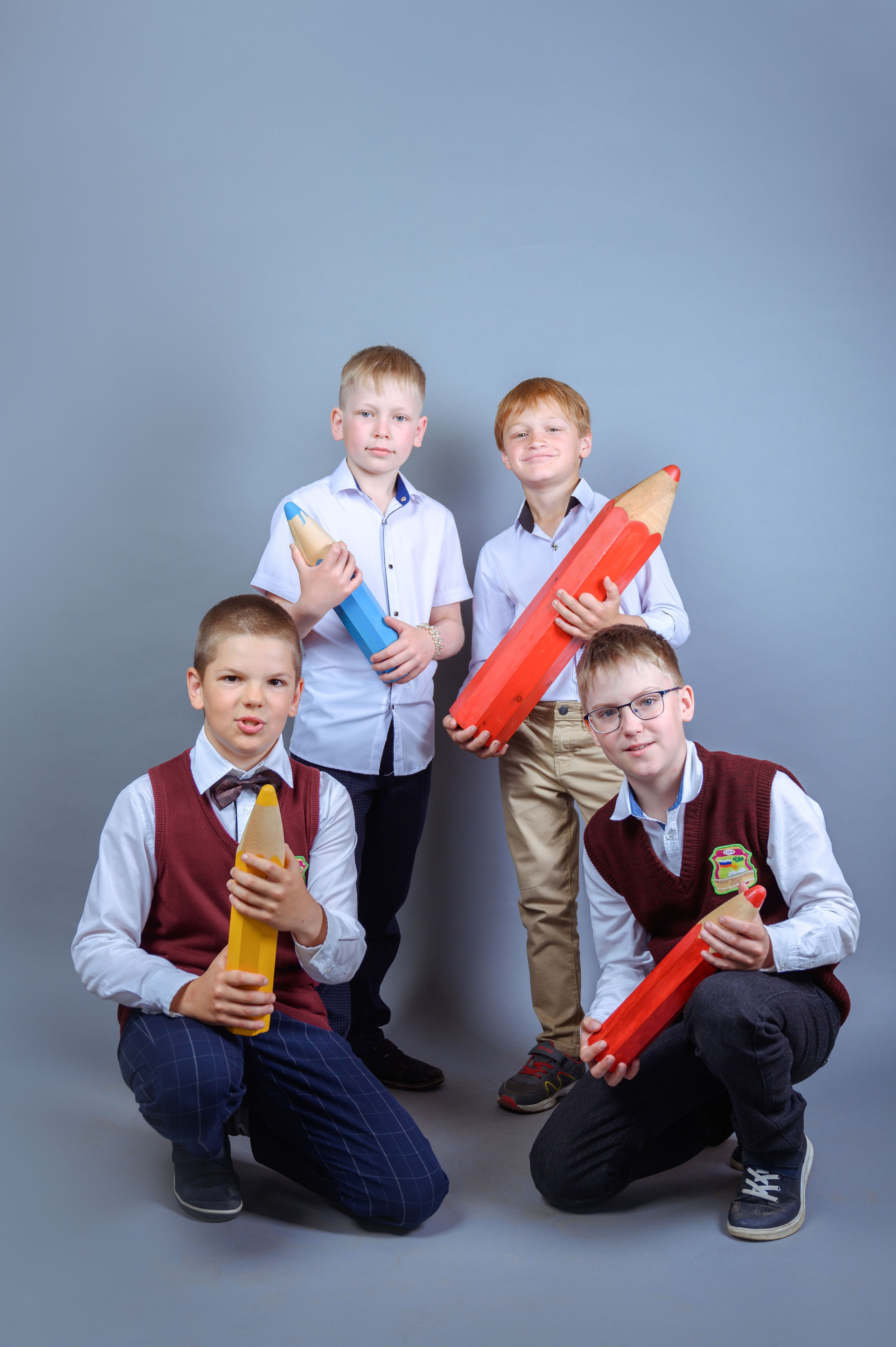 Фотосъемка на фоне с реквизитом. Фотограф. Выпускные альбомы в Барнауле