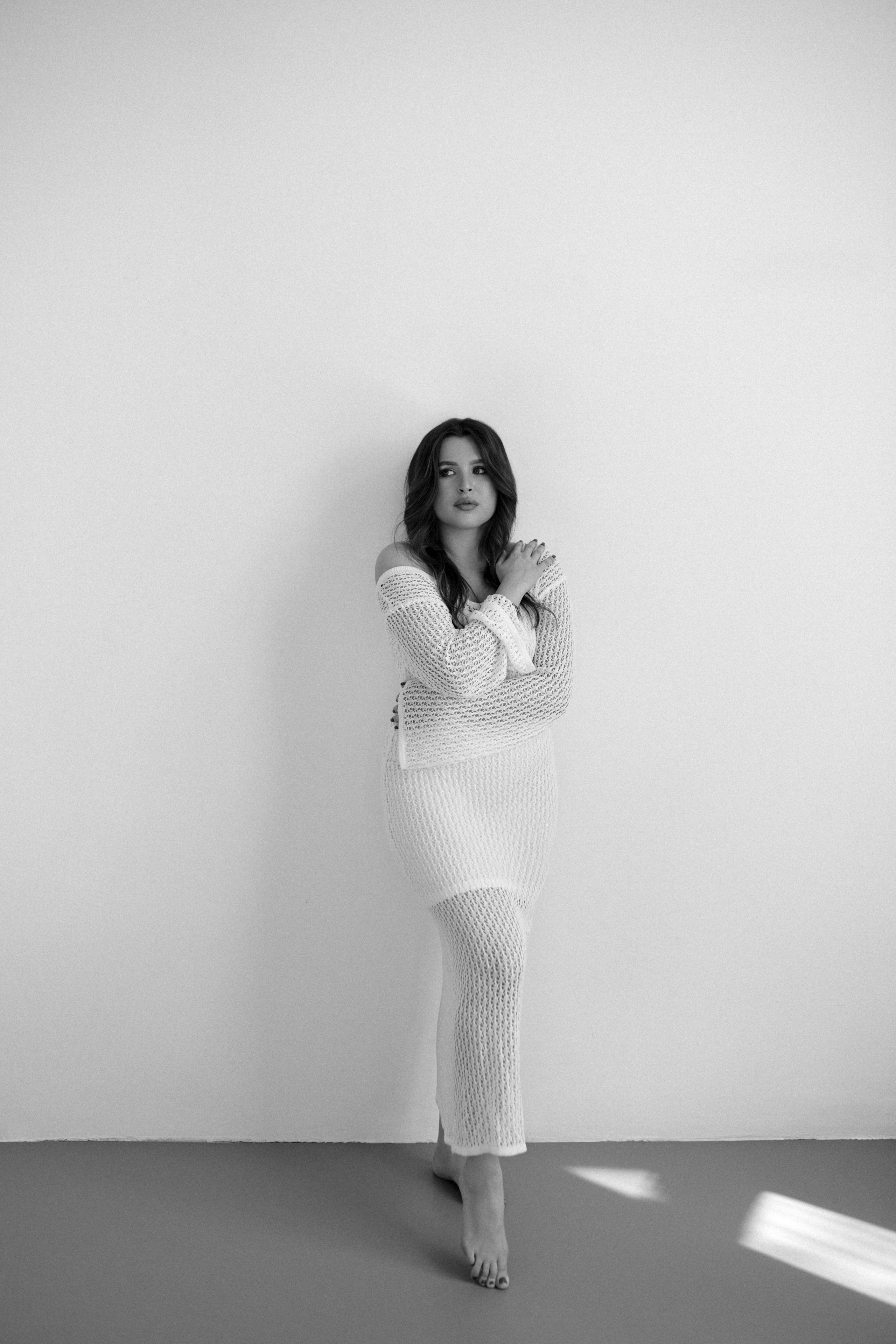 Минималистичная фотосессия. Сестры Карабаза. Фотографы и ретушеры в Москве и Санкт-Петербурге