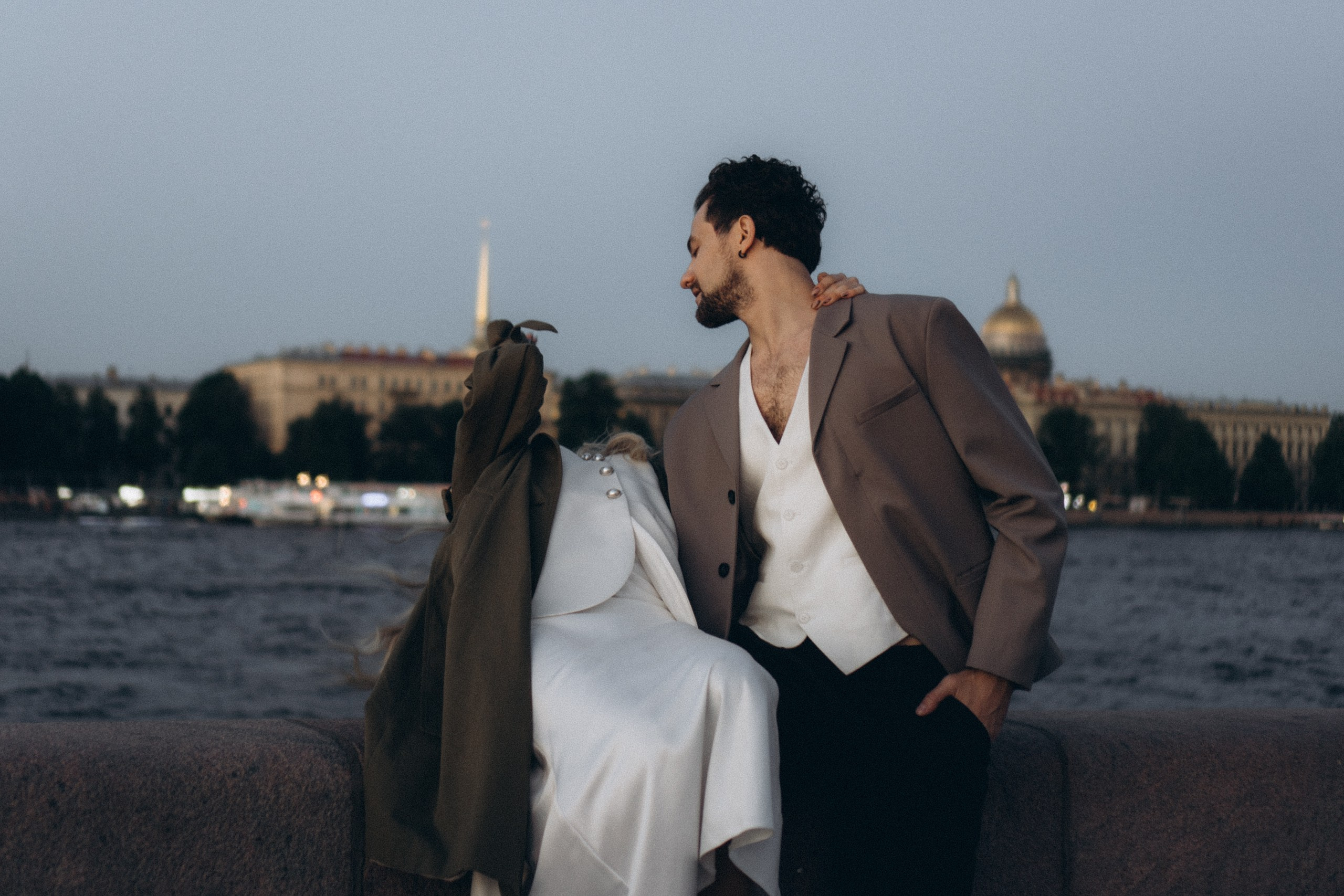 СВАДЕБНАЯ СЬЕМКА ПАРЫ НА РАССВЕТЕ В БЕЛЫЕ НОЧИ И ПРОГУЛКА С РАЗВОДНЫМИ МОСТАМИ И ПИКНИК ВОЗЛЕ ИСАКИЕВСКОГО СОБОРА. Профессиональный фотограф, Санкт-Петербург — Виктория Богомолова