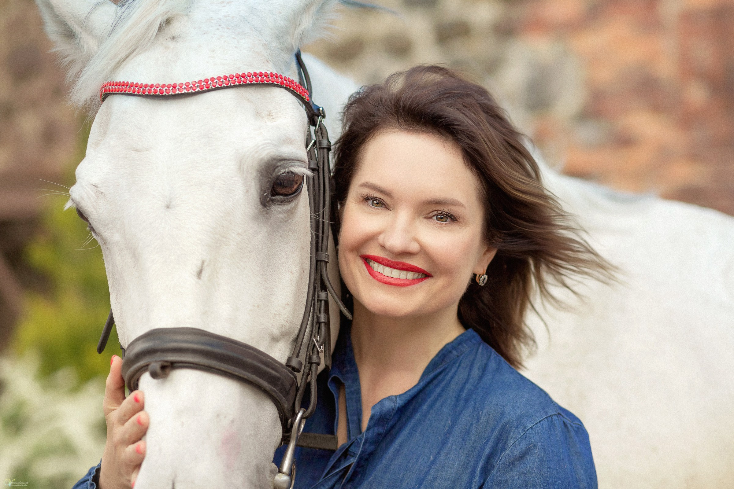 Фотосессия со своей любимой лошадью, женщина с красной помадой на губах улыбается