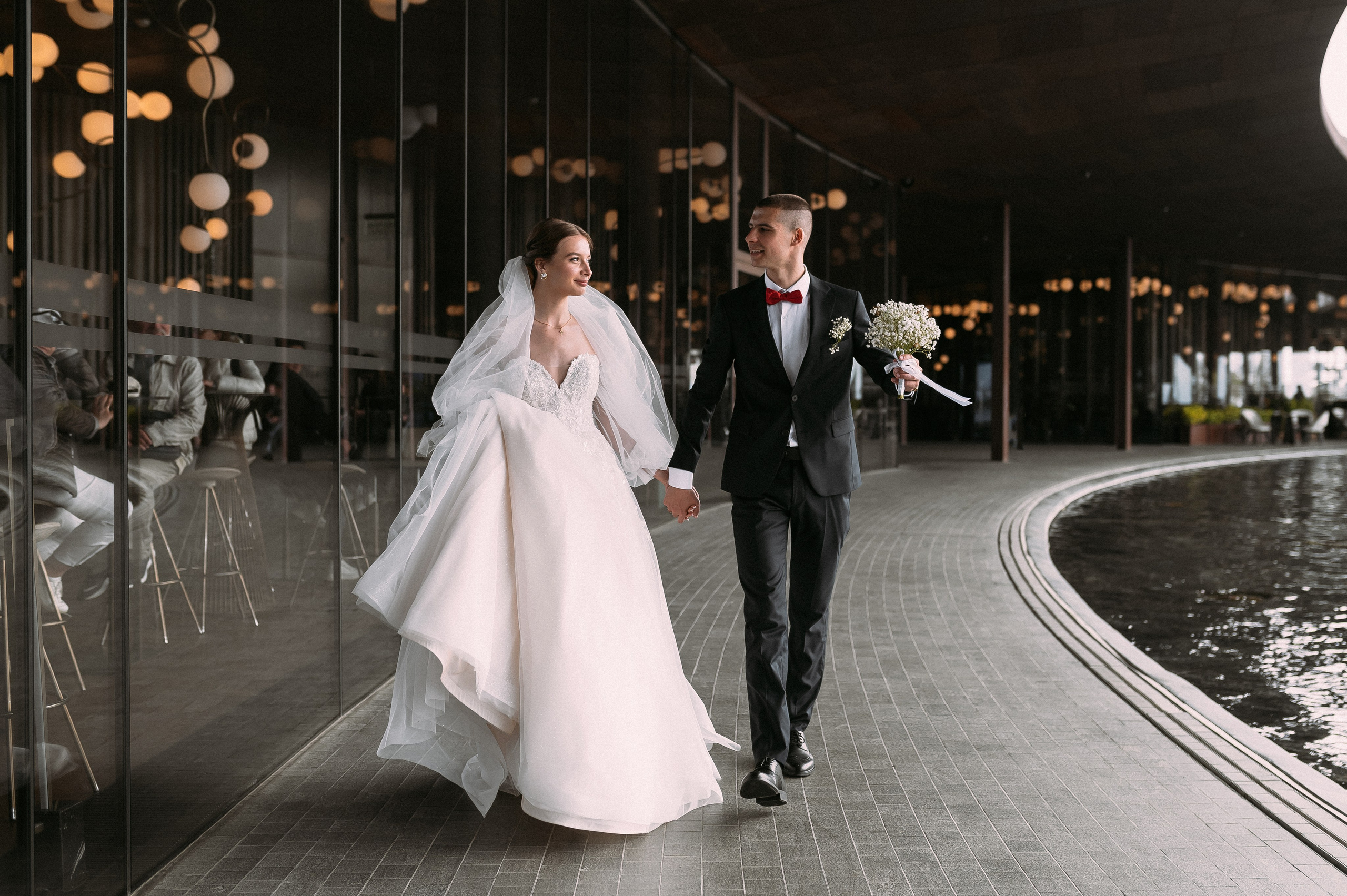 Свадебное утро и прогулка красивой яркой пары. Свадебный и семейный фотограф в Симферополе Дарья Маркова