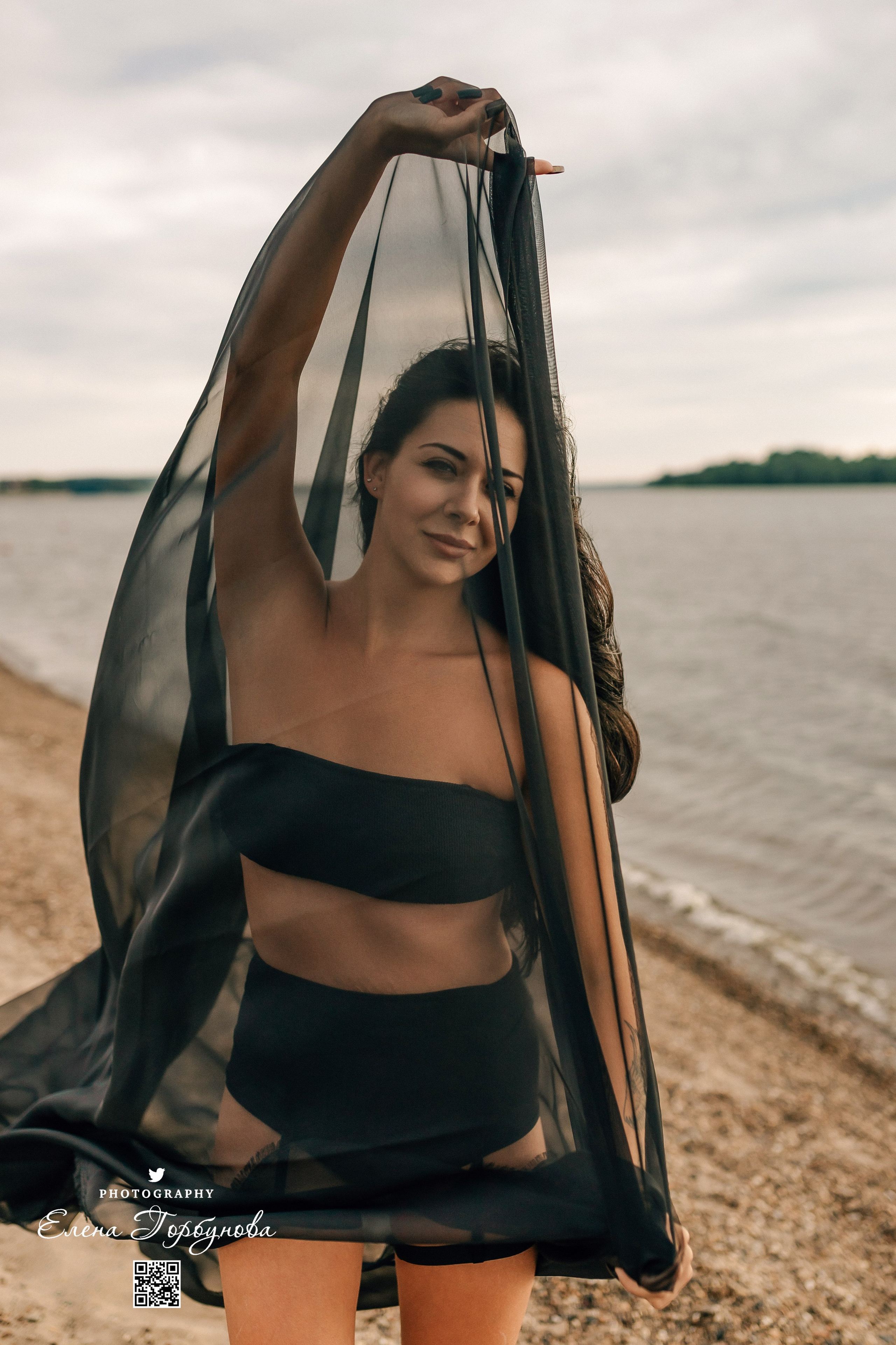 Черная серия с тканью. Набережная. Александра и Таисия. Июль 2025 г. Фотограф Пермь. Свадьбы. Семья и дети, школа, д. сад. Фотокниги