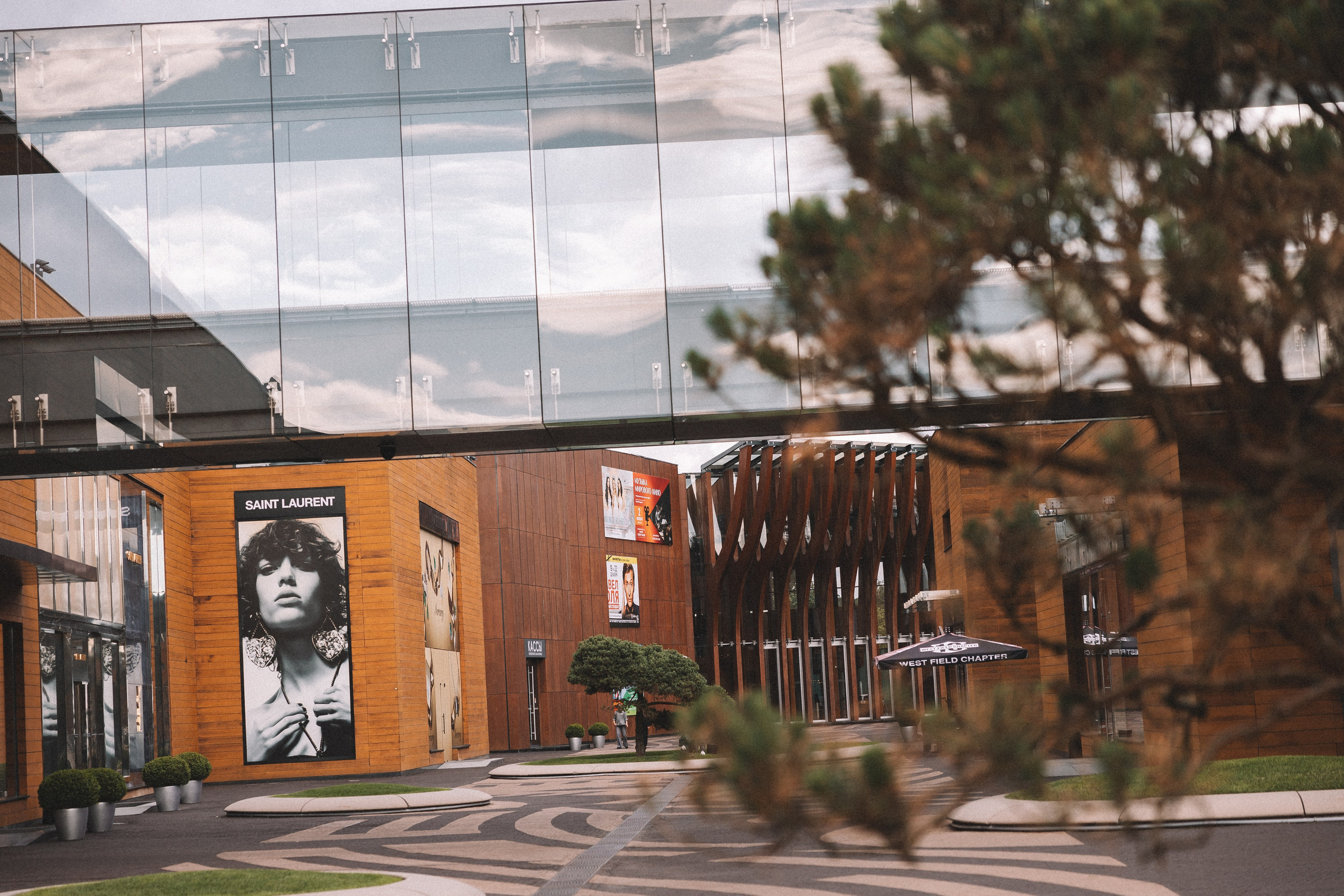 Свадебная фотосессия в Барвиха Luxury Village. Свадебный фотограф в Москве — Оскар Гелманов