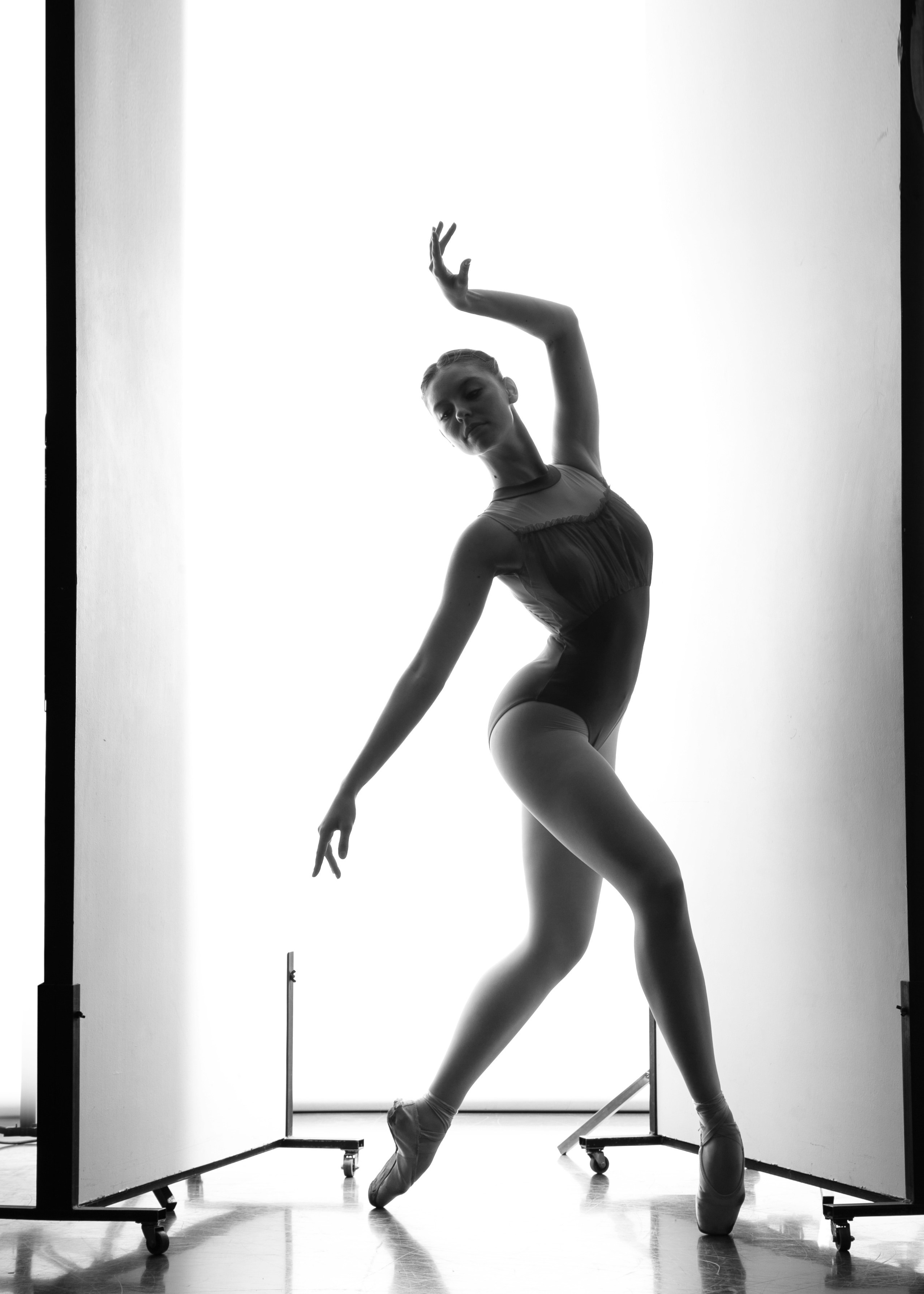 Балетная фотография танцовщицы в движении, демонстрирующая элегантность и грацию балета