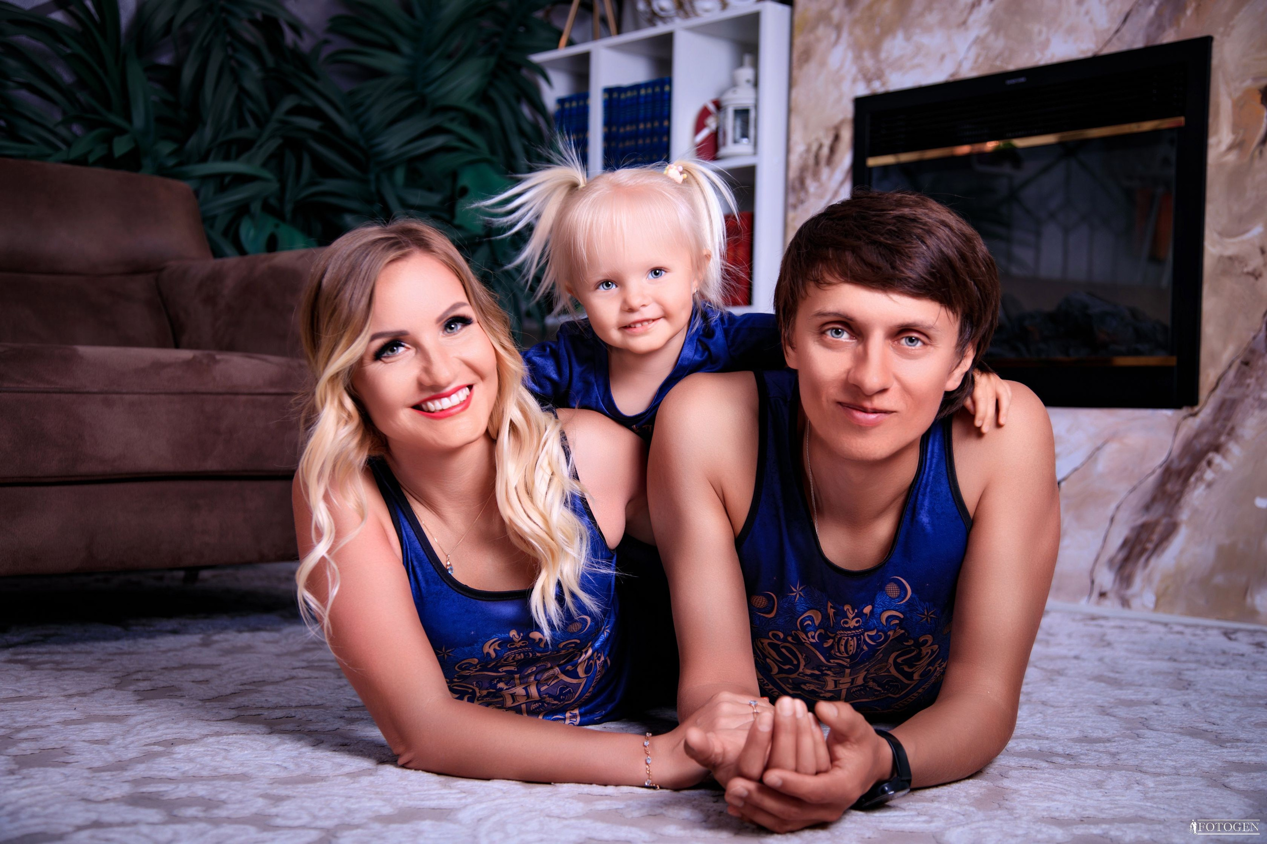 Семейная фотосессия: мама, папа и малыш | Портфолио Fotogen. Интерьерная фотостудия FOTOGEN г. Краснодар