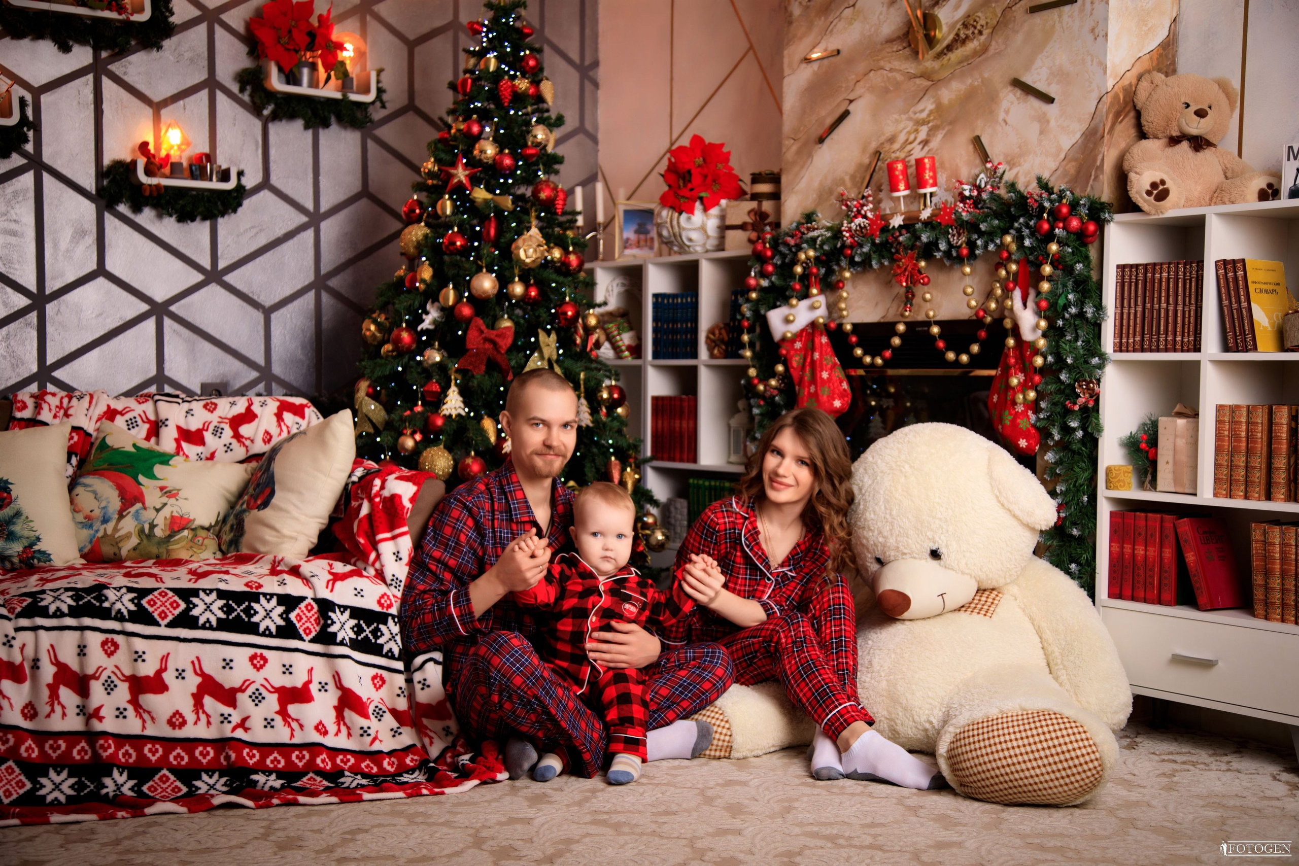 Семейная фотосессия: мама, папа и малыш | Портфолио Fotogen. Интерьерная фотостудия FOTOGEN г. Краснодар