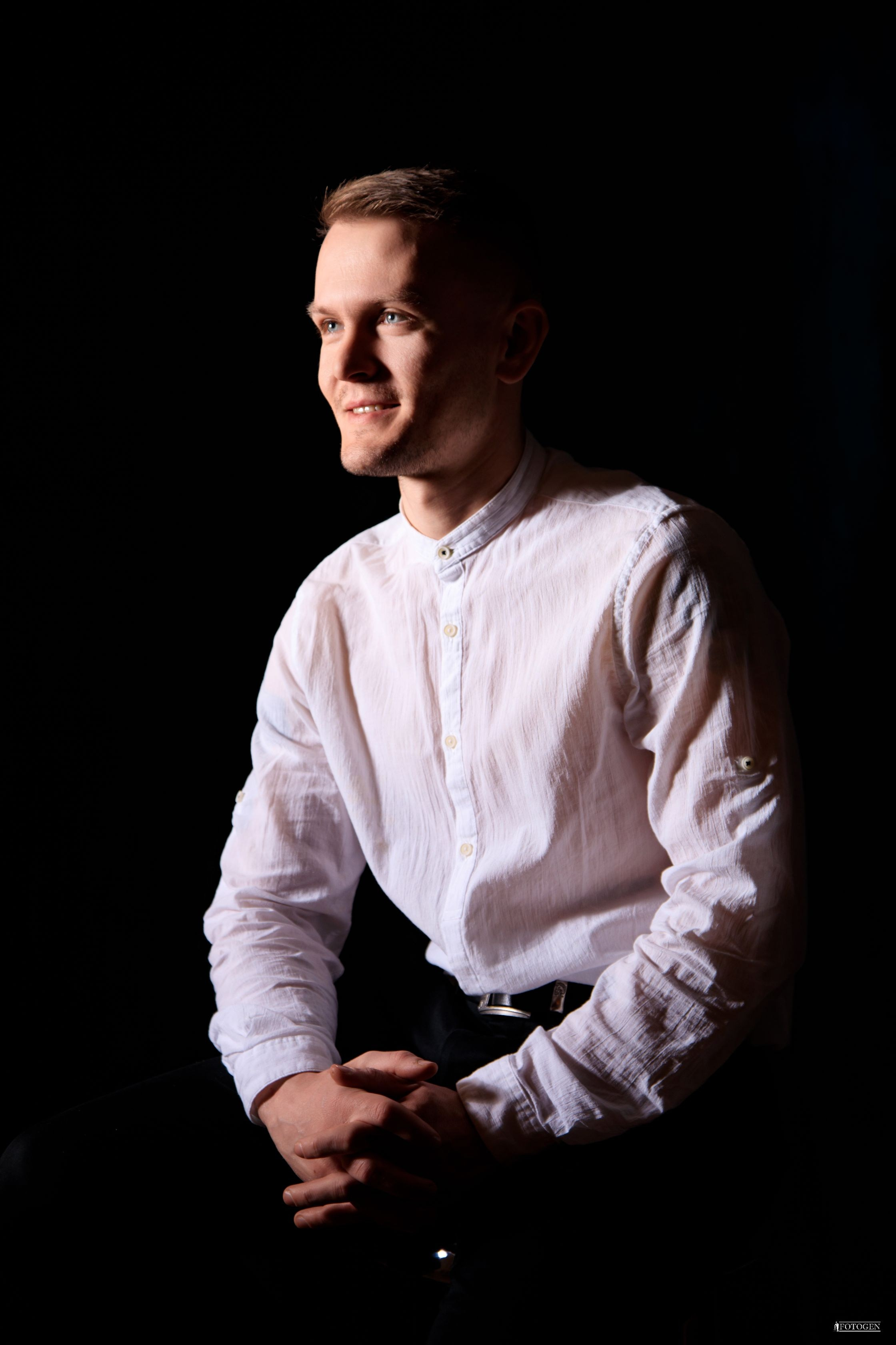 Профессиональная мужская фотосессия в Fotogen: Ваша история в кадре. Интерьерная фотостудия FOTOGEN г. Краснодар