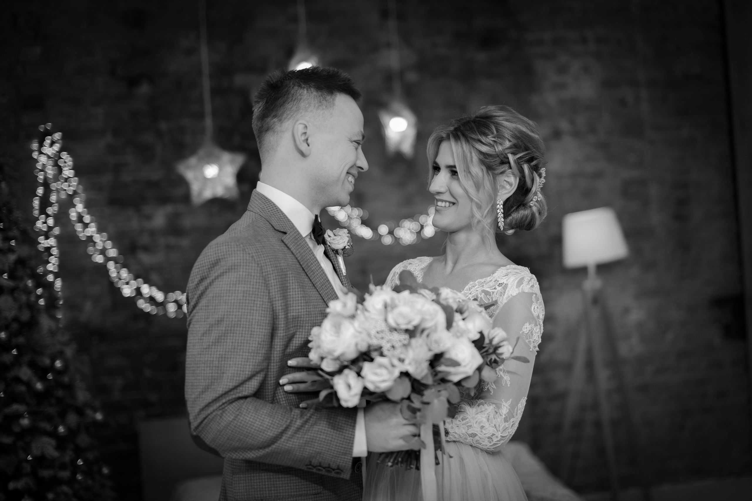 Фотосессия в день свадьбы в фотостудии с обработкой в черно-белом стиле.