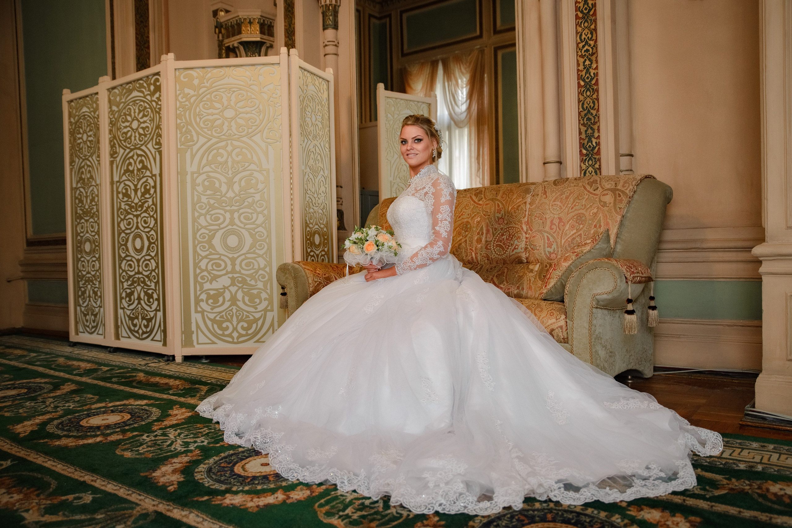 Фотосъёмка регистрации брака с обработкой фотографий стоит от 6000 рублей.