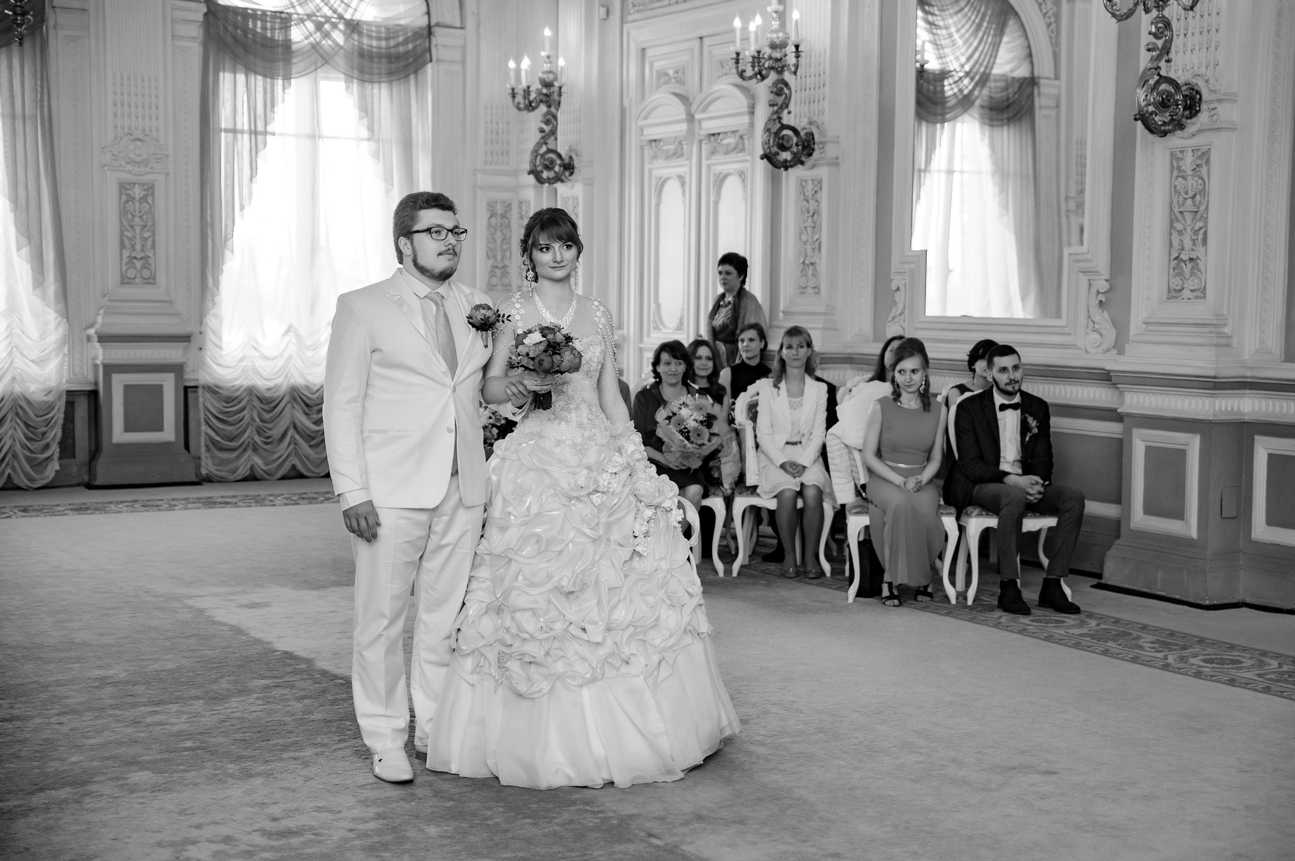 Черно-белая свадебная фотография во дворце бракосочетания на Английской набережной.