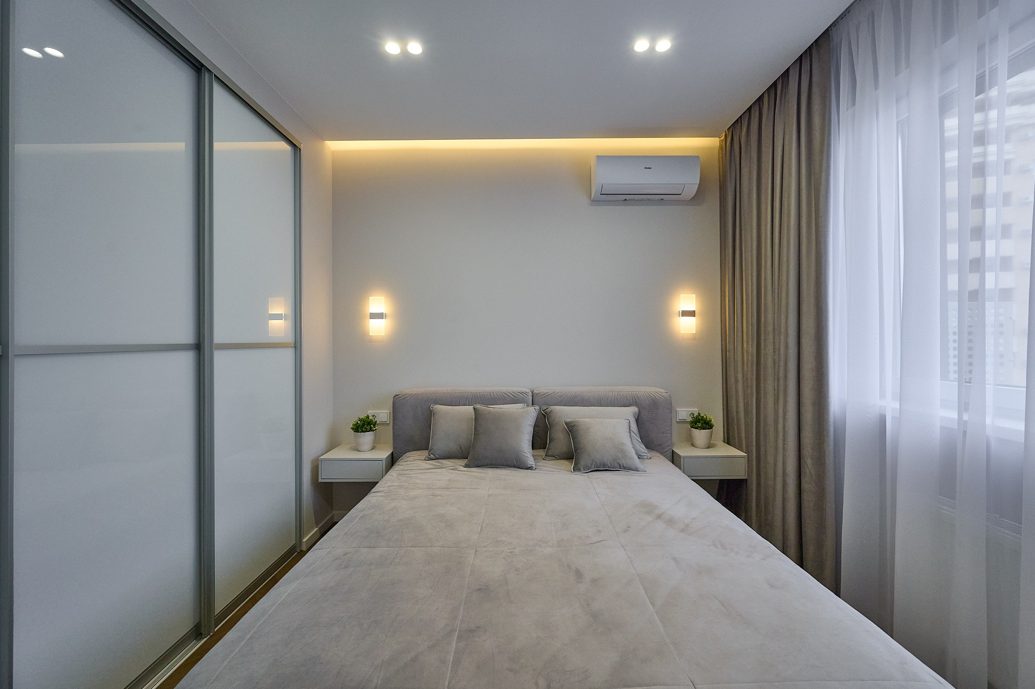 светлая комната серая кровать бежевые шторы теплый свет белый шкаф 