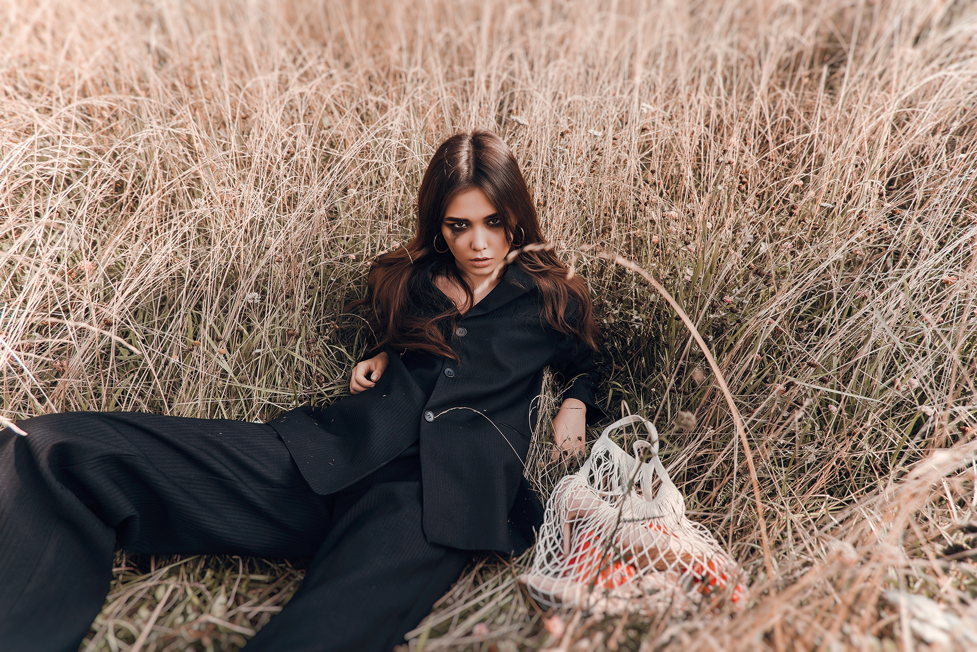 Девушка с макияжем лежит в полне с аваськой.