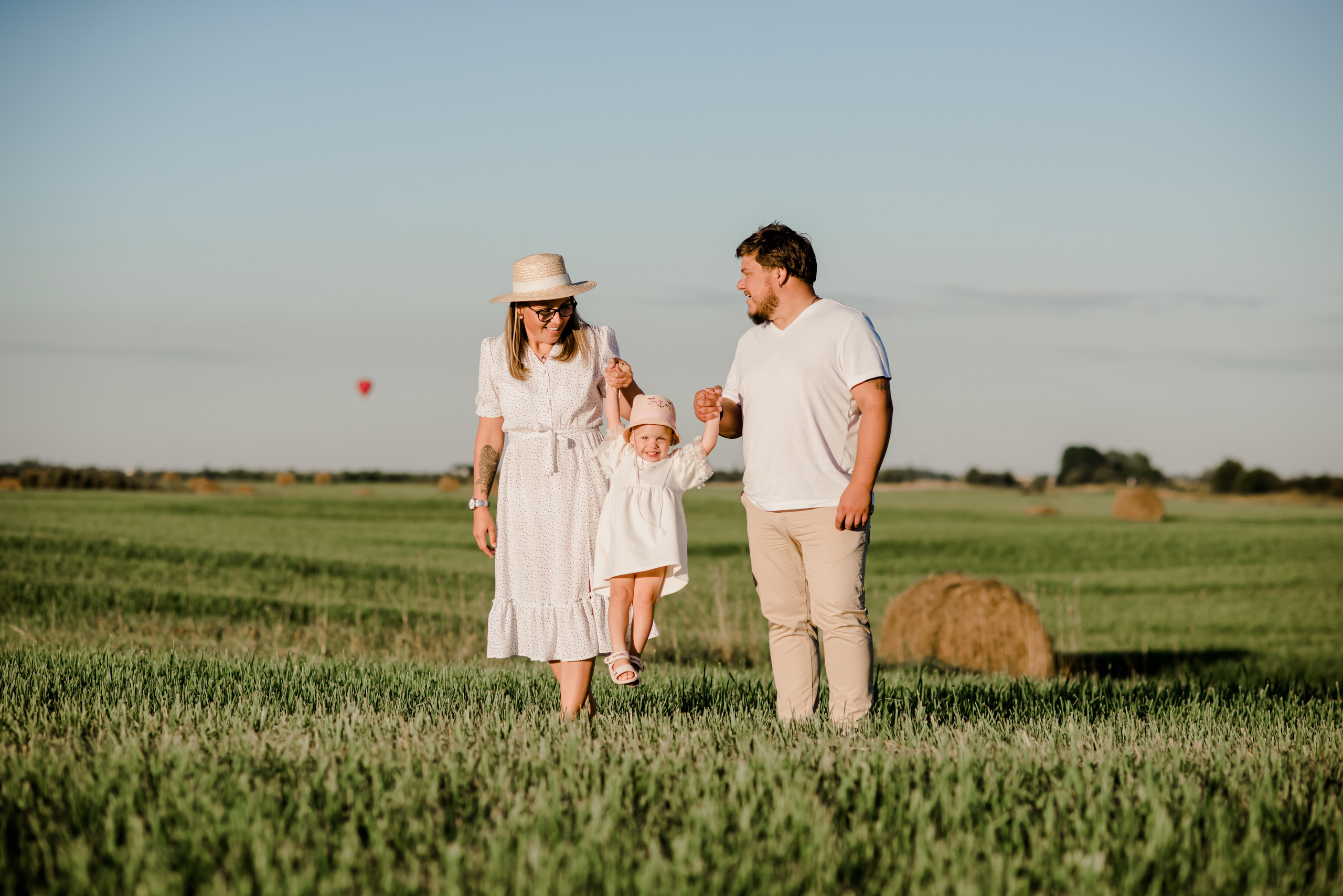 Семья в поле. Свадебный и семейный фотограф Евгения Кононова