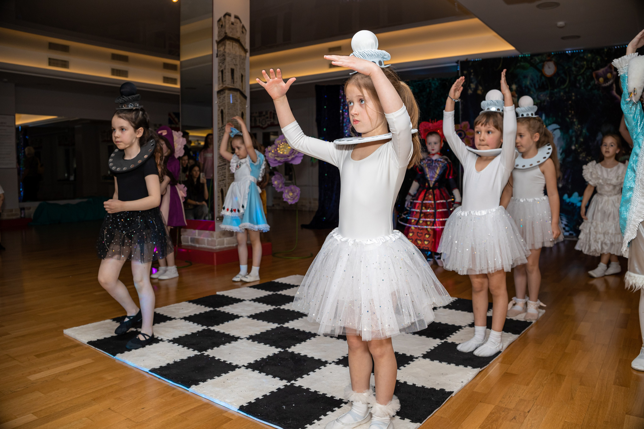 Фотосъемка детского выступления «Алиса в стране чудес». Ирина Носова - семейный и детский фотограф