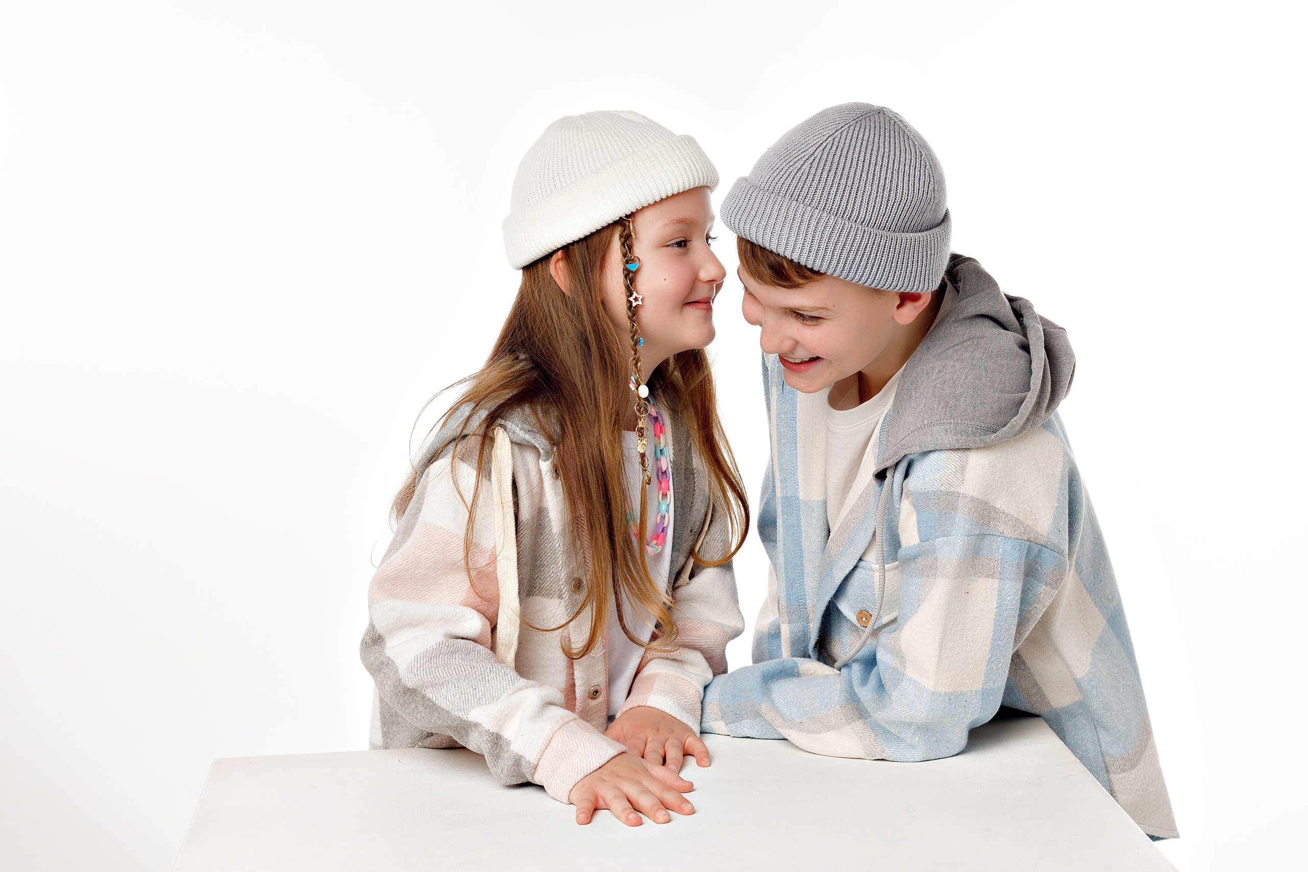 Фотосессия брата и сестры в Сочи от стильного детского фотографа Сочи. Детский студийный фотограф Сочи
