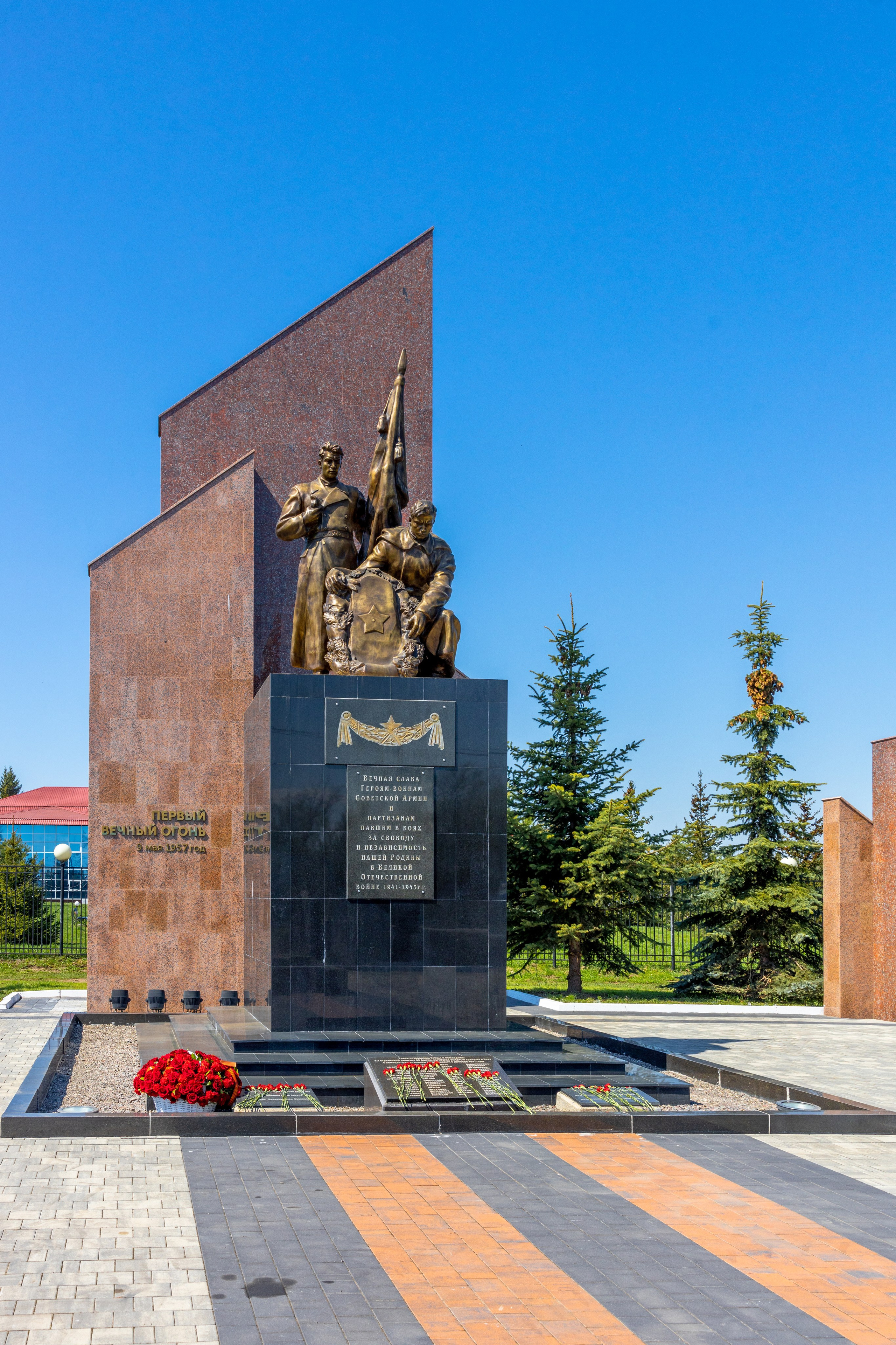 Мемориал Партизанам и Воинам Красной армии. Первый вечный огонь 9 мая 1957 г. (пос. Первомайский Щекинского района). Фотограф в Туле Крупский АнДРей. Фотостудия «КАДР71» в Туле