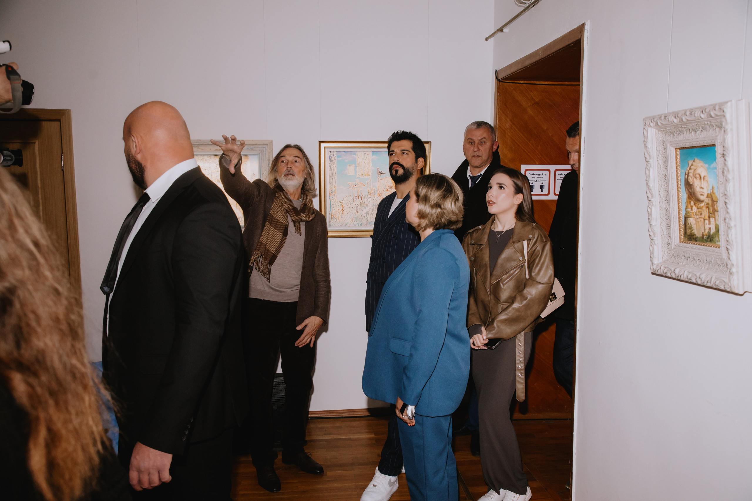 Бурак Озчивит посетил выставку Никаса Сафронова. Фотограф в Москве и Санкт-Петербурге Дарина