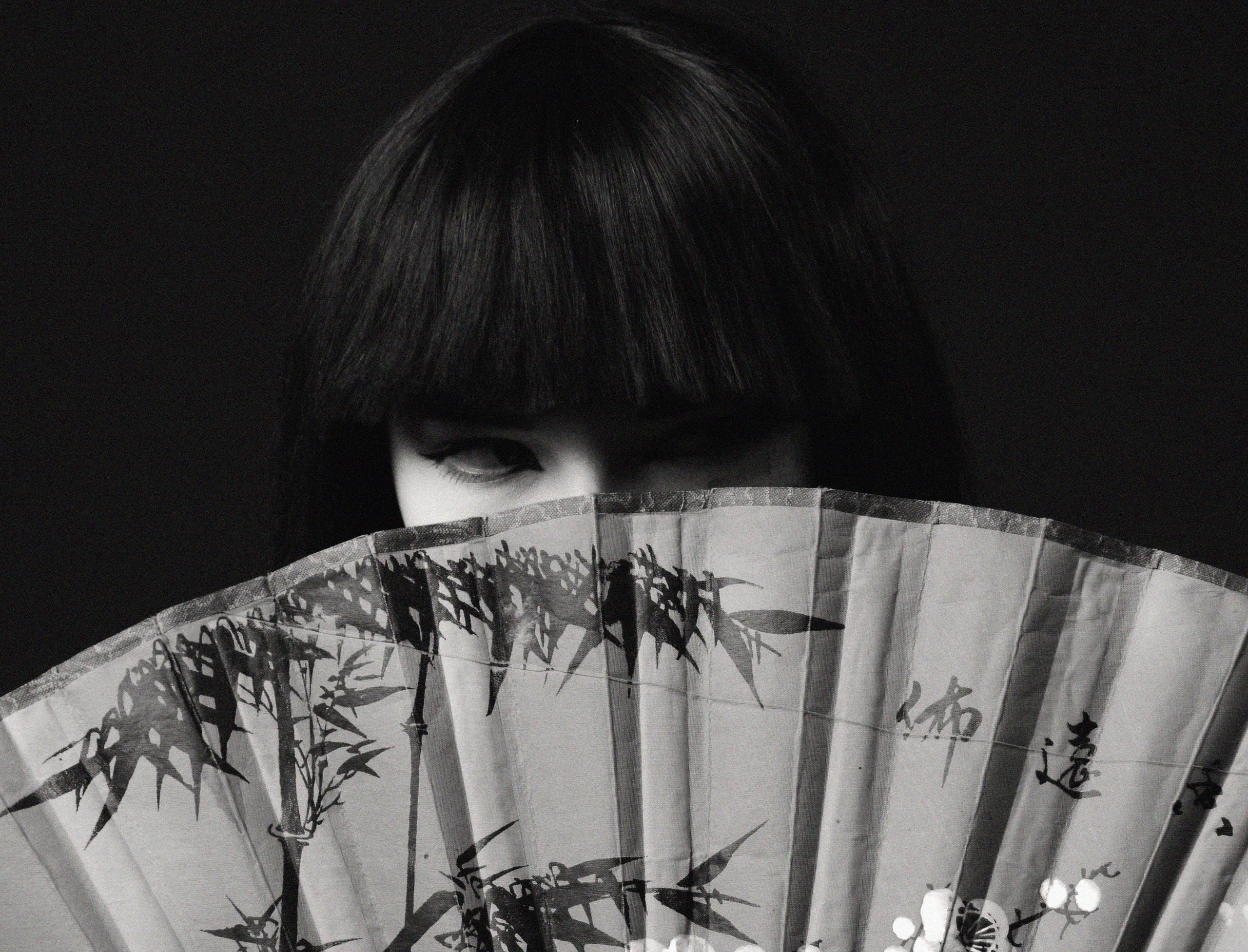 Девушка с веером в восточном китайском стиле. 