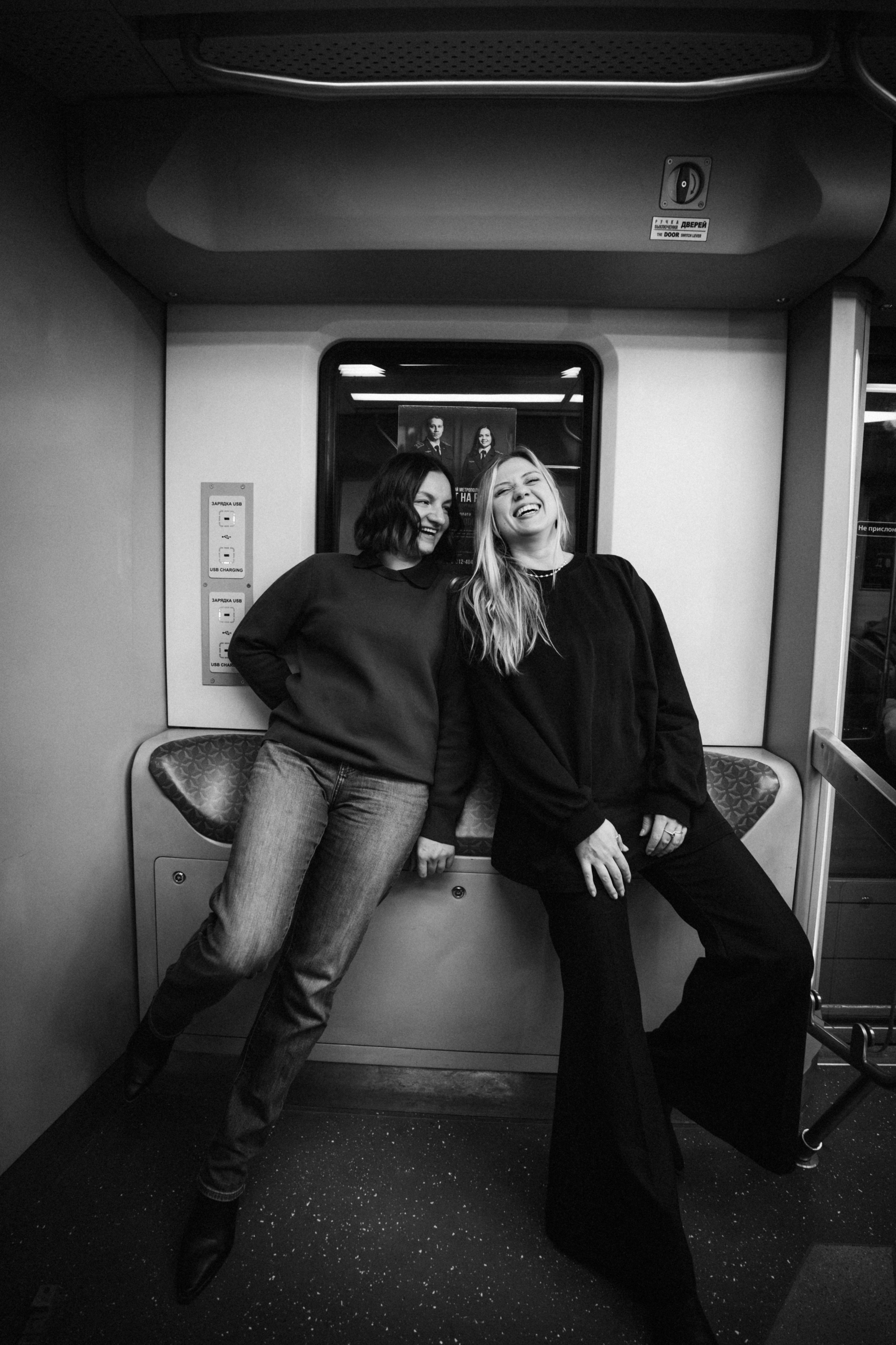 Катя и Кристина в метро. Klerout Photographer