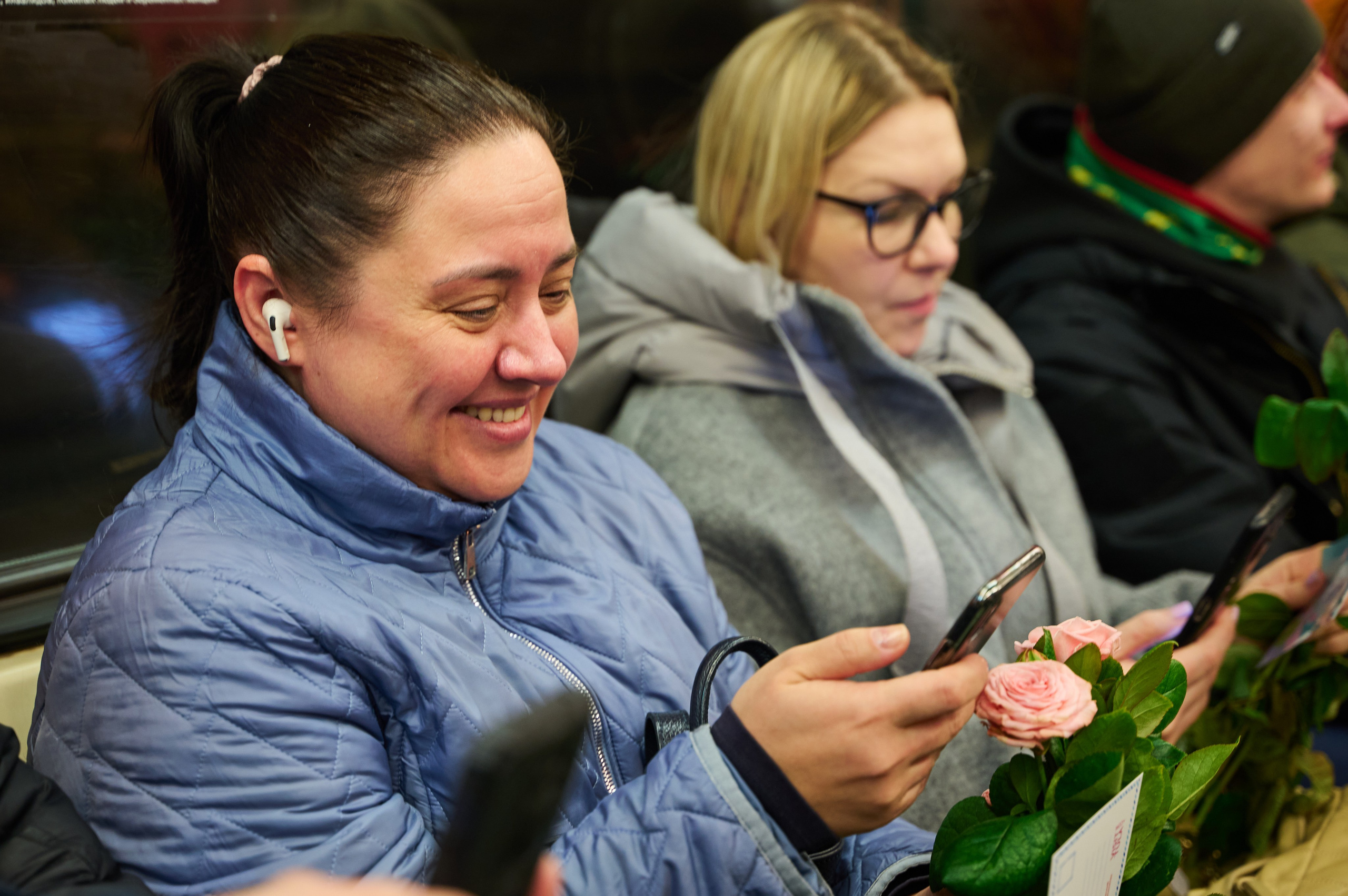 Раздача цветов в метро. Белова Полина — фотограф в Туле