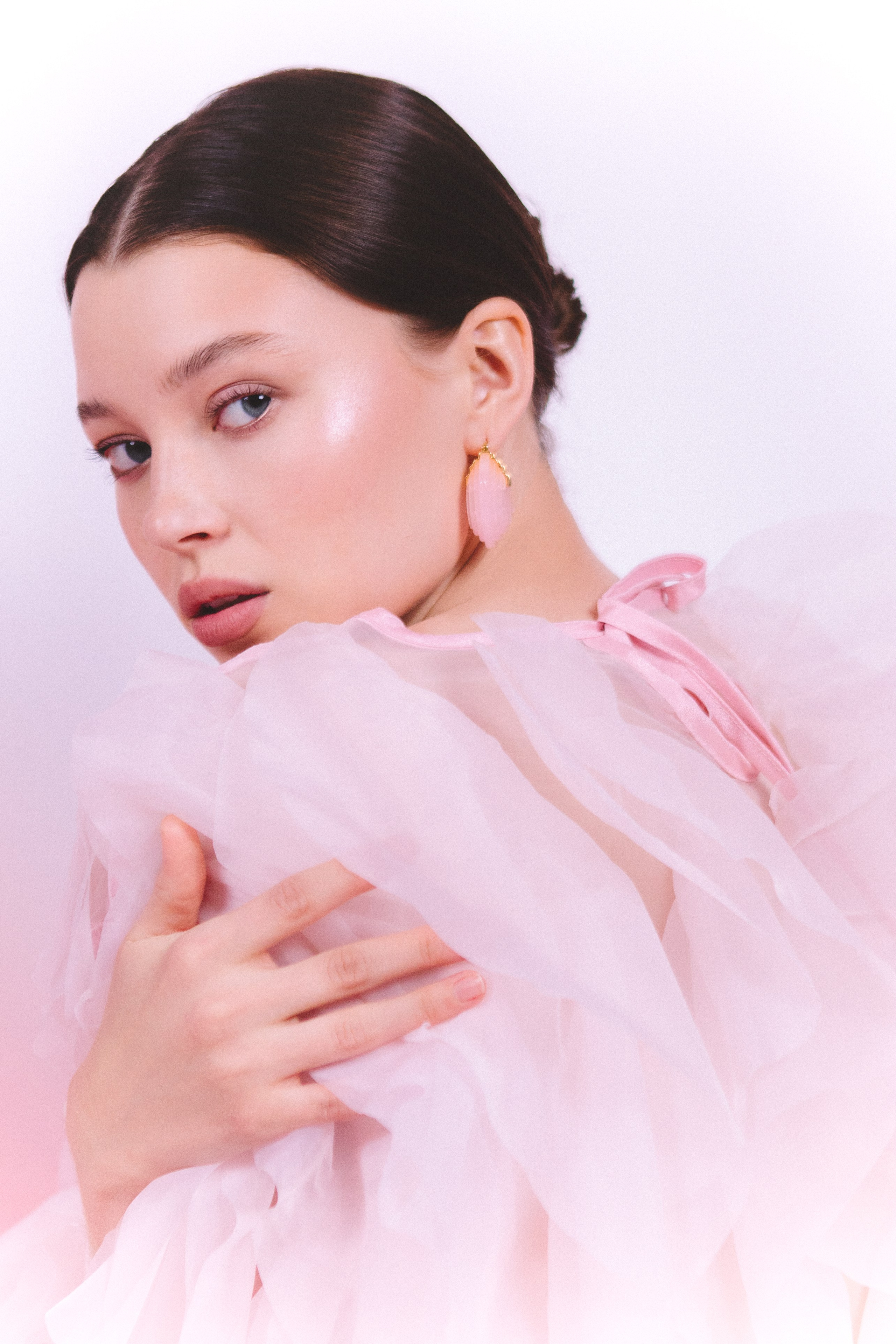 Регина. Фотосессия на розовом фоне. Фотограф в Москве Ольга Сатони