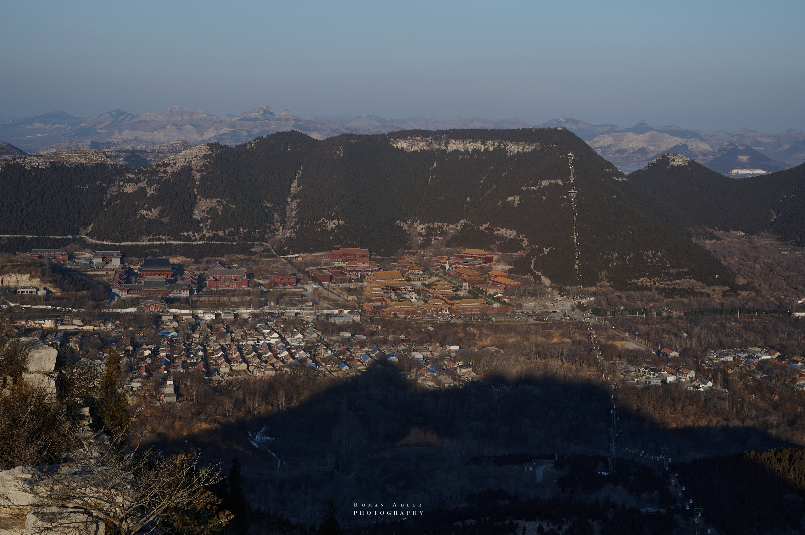 Рассвет на храмовой горе Юнмень. Цинчжоу. Фотограф Роман Адлер