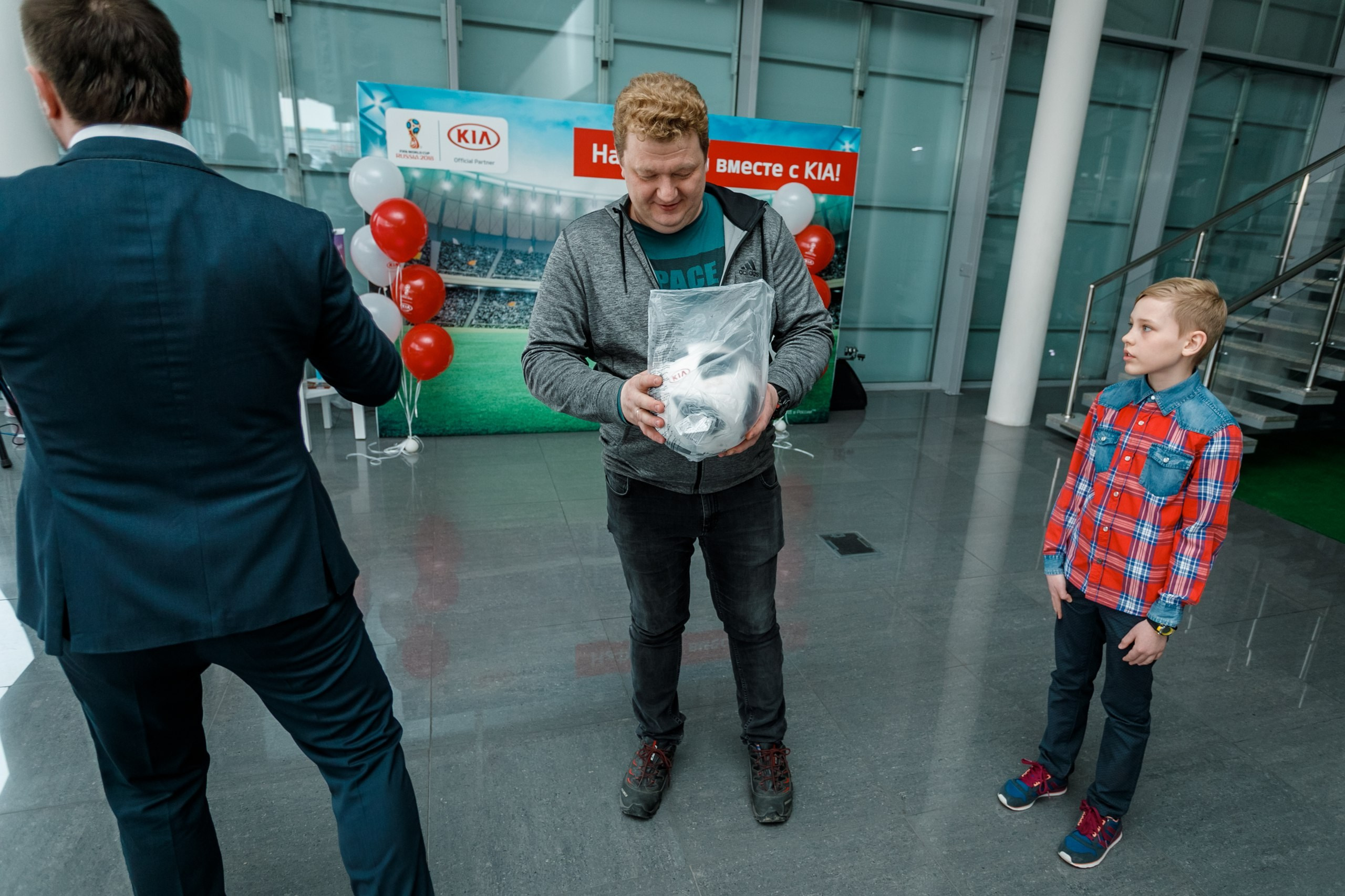 Розыгрыш билетов на ЧМ по футболу FIFA @ Киа Центр. Репортажный фотограф Максим Полянский. Москва, Санкт-Петербург, Красноярск