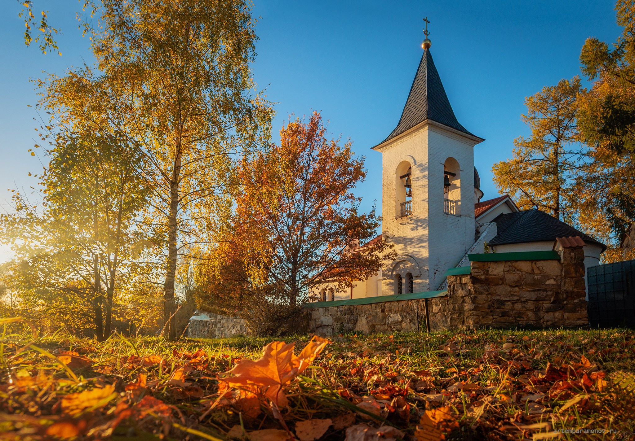 храм в Бехово осенью