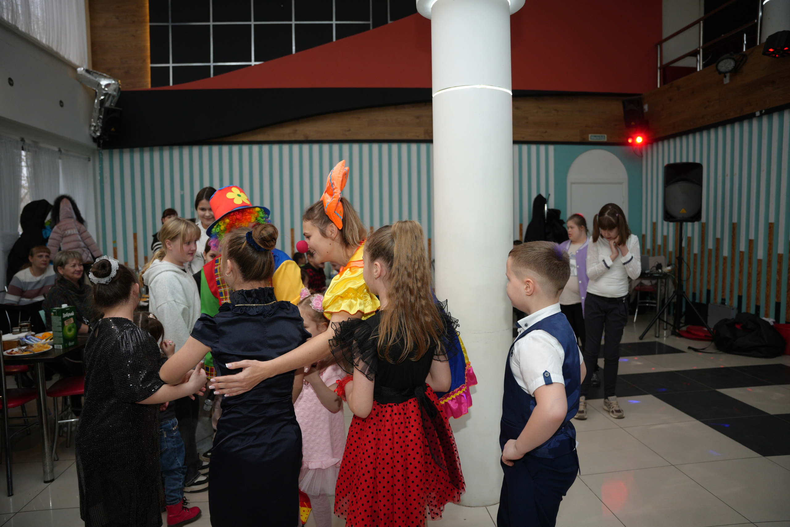 Социально —благотворительная акция «Ты в этом мире не один», посвященная Международному дню инвалидов. ВЫПУСКНЫЕ АЛЬБОМЫ, Школьный фотограф, семейный и свадебный в Саратове и области Ольга Плаксина