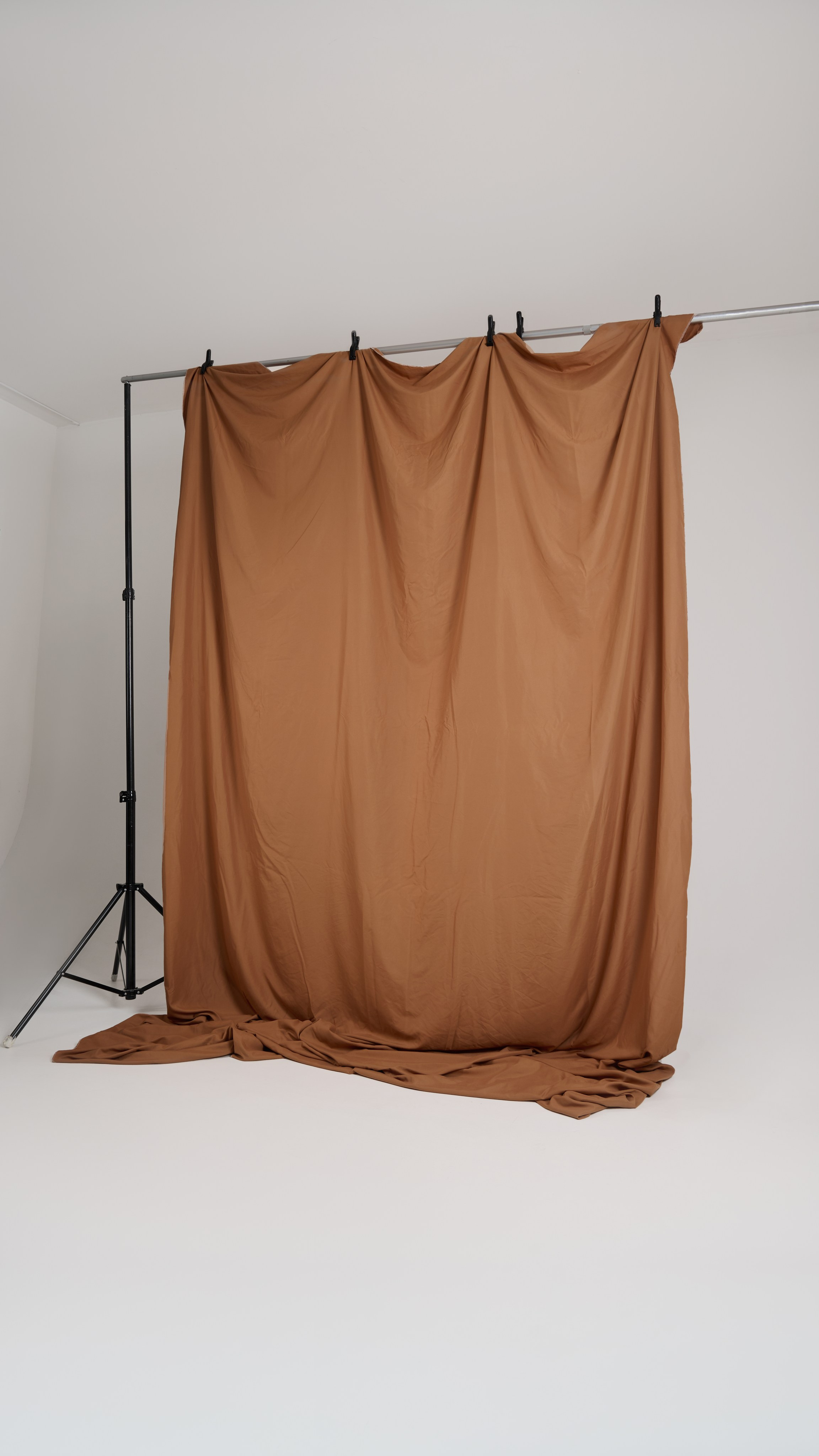 Тканевый фон карамель  3*3 м, Установка фона на стойках - 300 руб