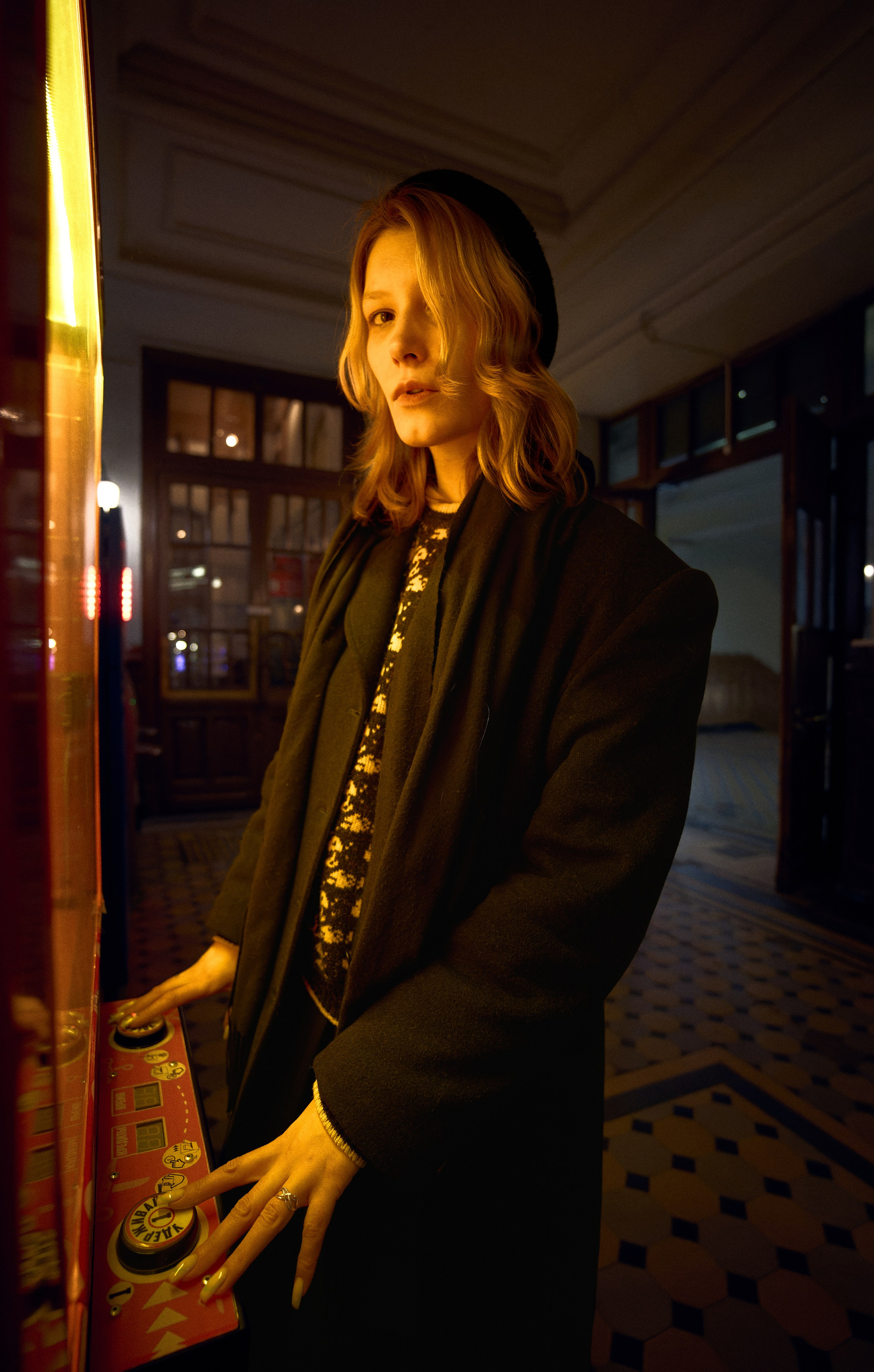 Девушка у игрового автомата