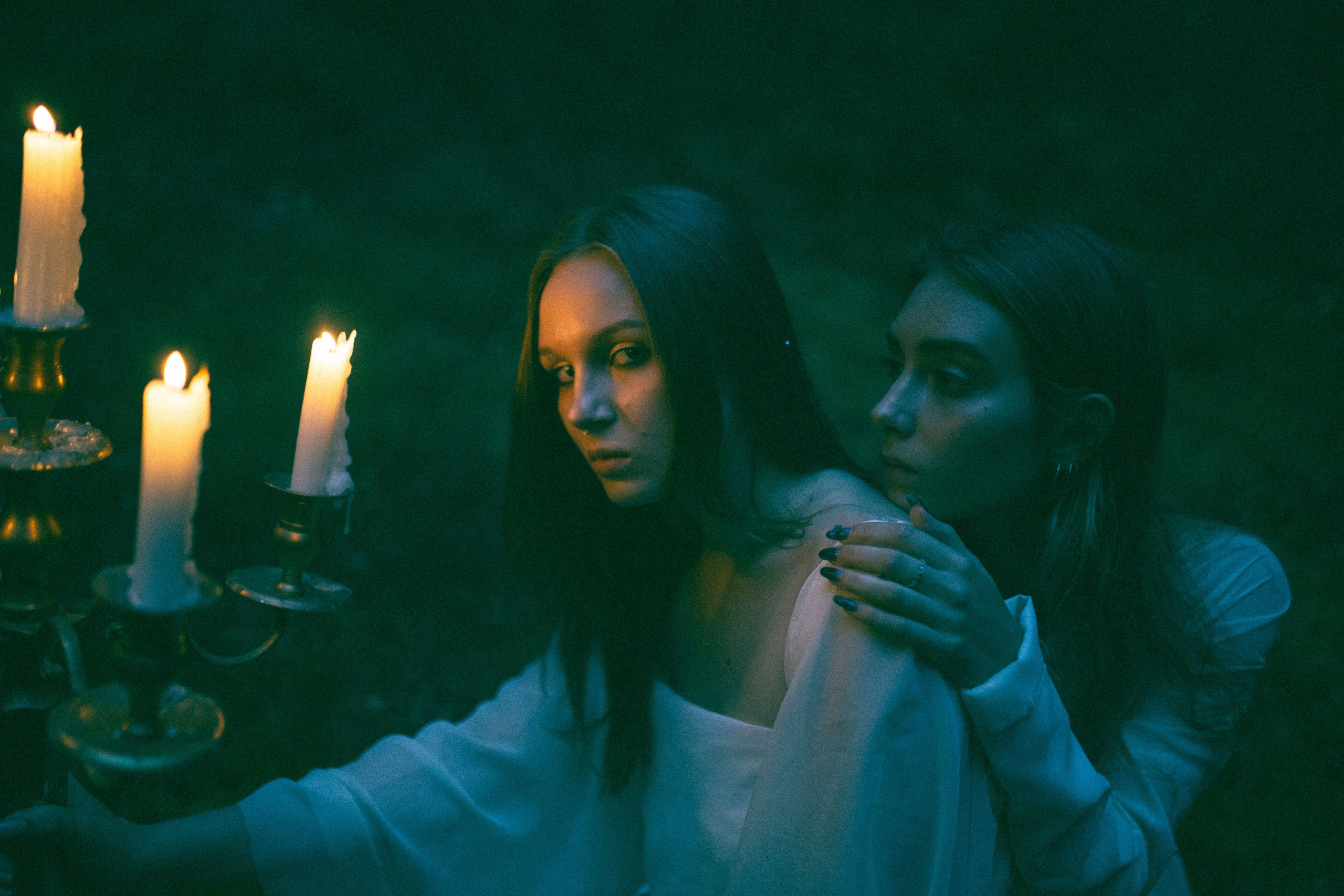 Две девушки в темном лесу