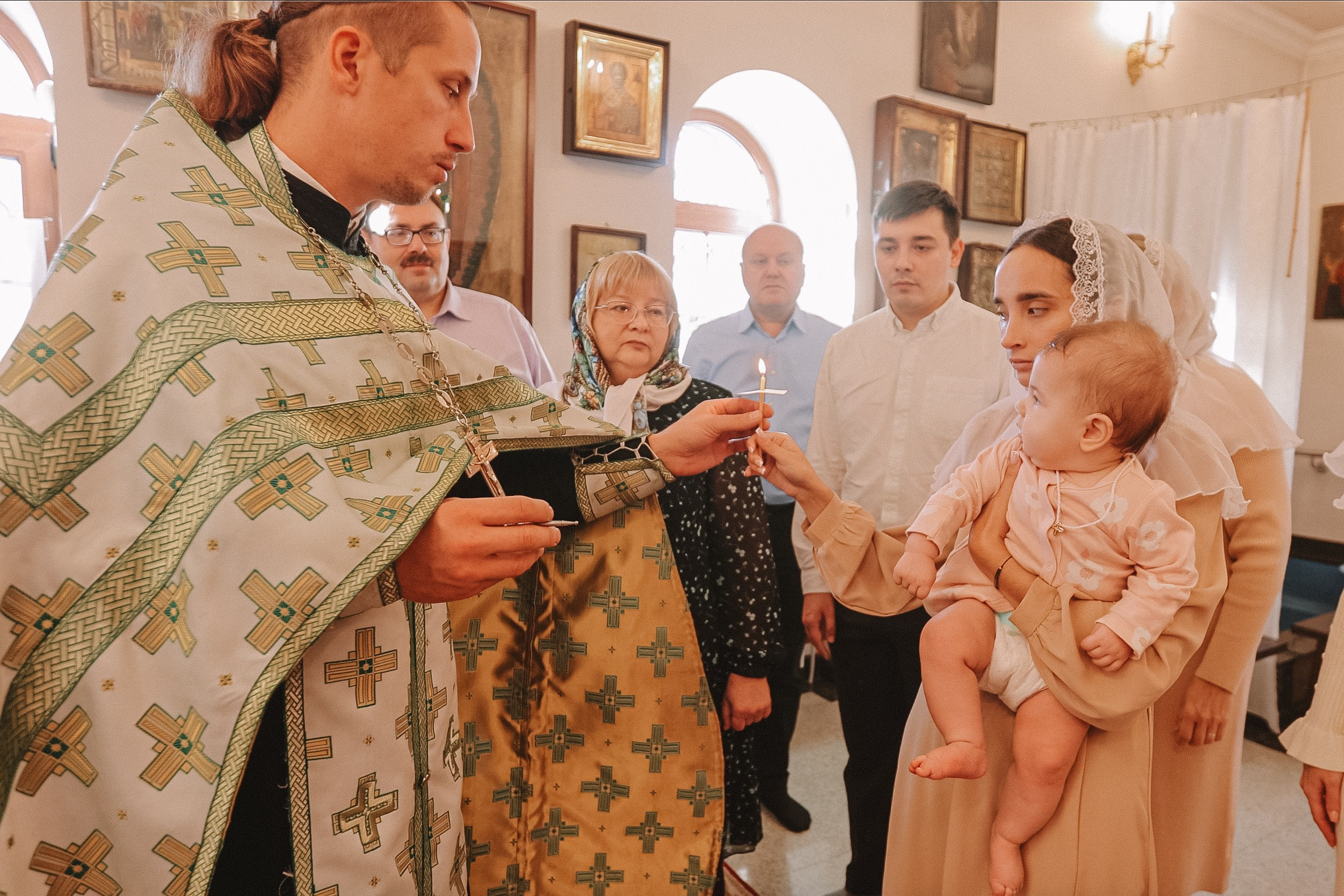 Крещение круглая церковь. Семейный фотограф Тюмень, фотограф на роды Салмина Мария