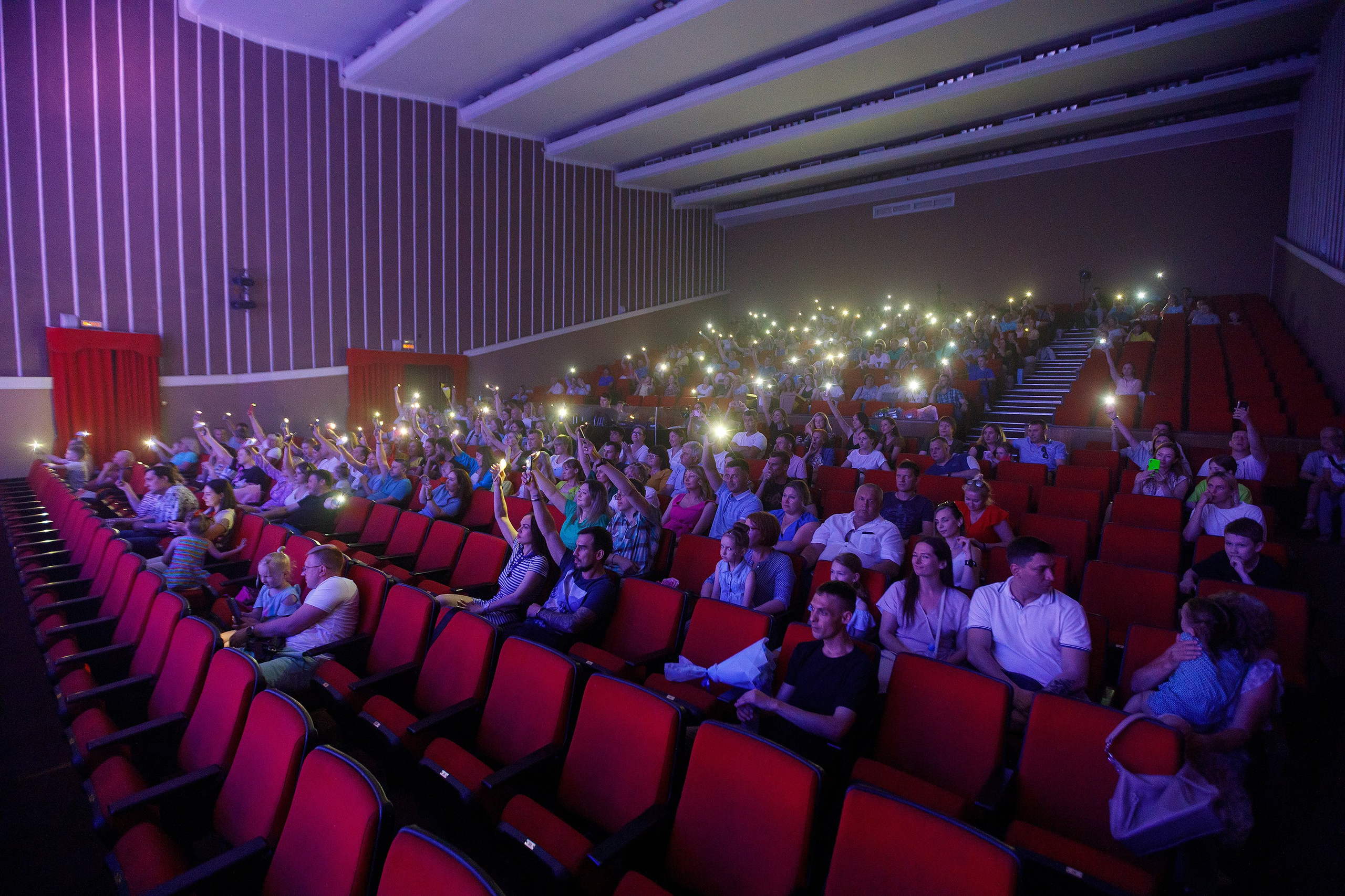 Репортажная фотосъемка отчетного концерта. Профессиональный фотограф в Новосибирске