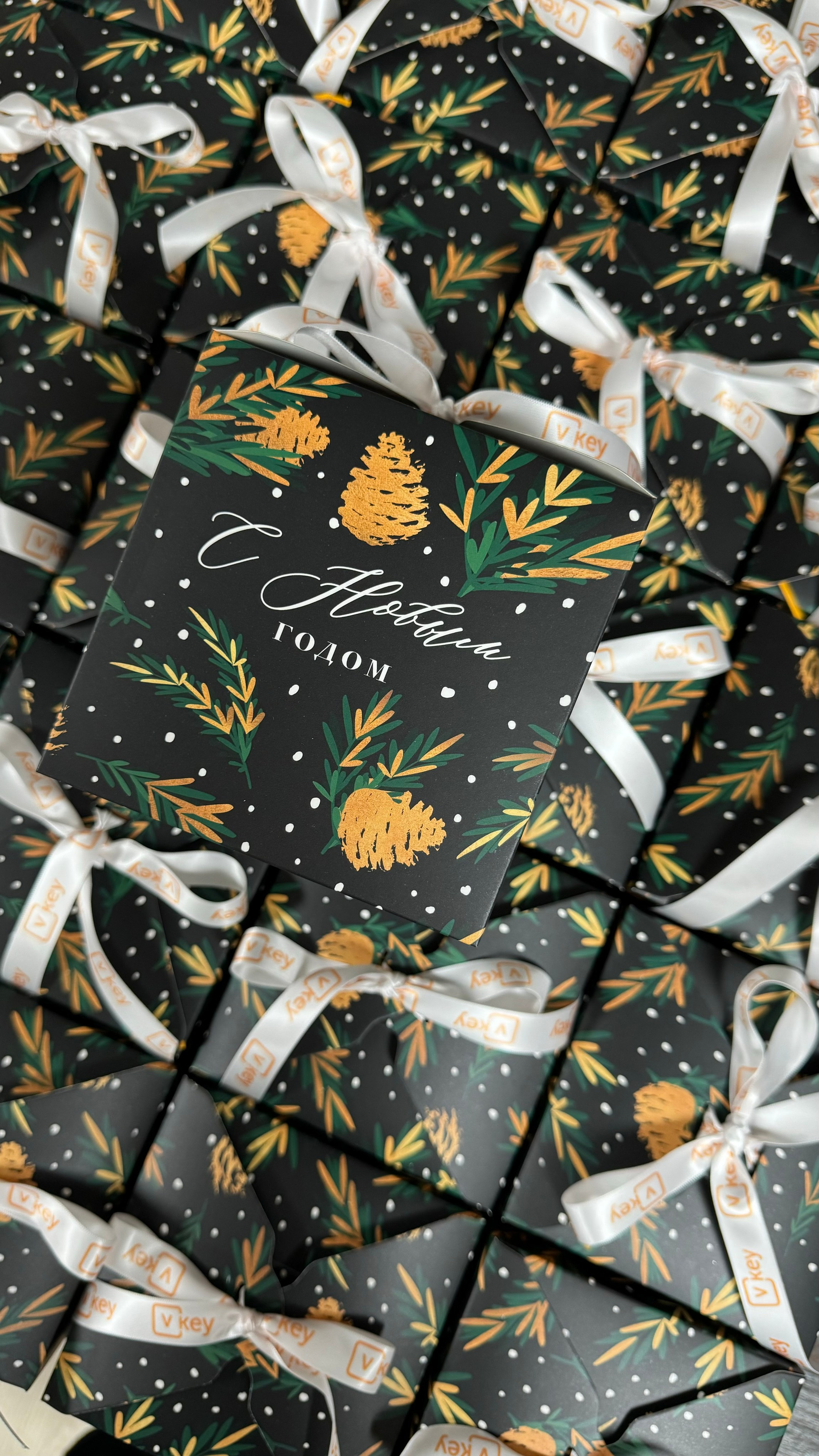 ArtSHARm- наше портфолио по ёлочным шарам с ручной росписью. Художественная ручная роспись елочных шаров, корпоративные подарки и восковые аромасвечи