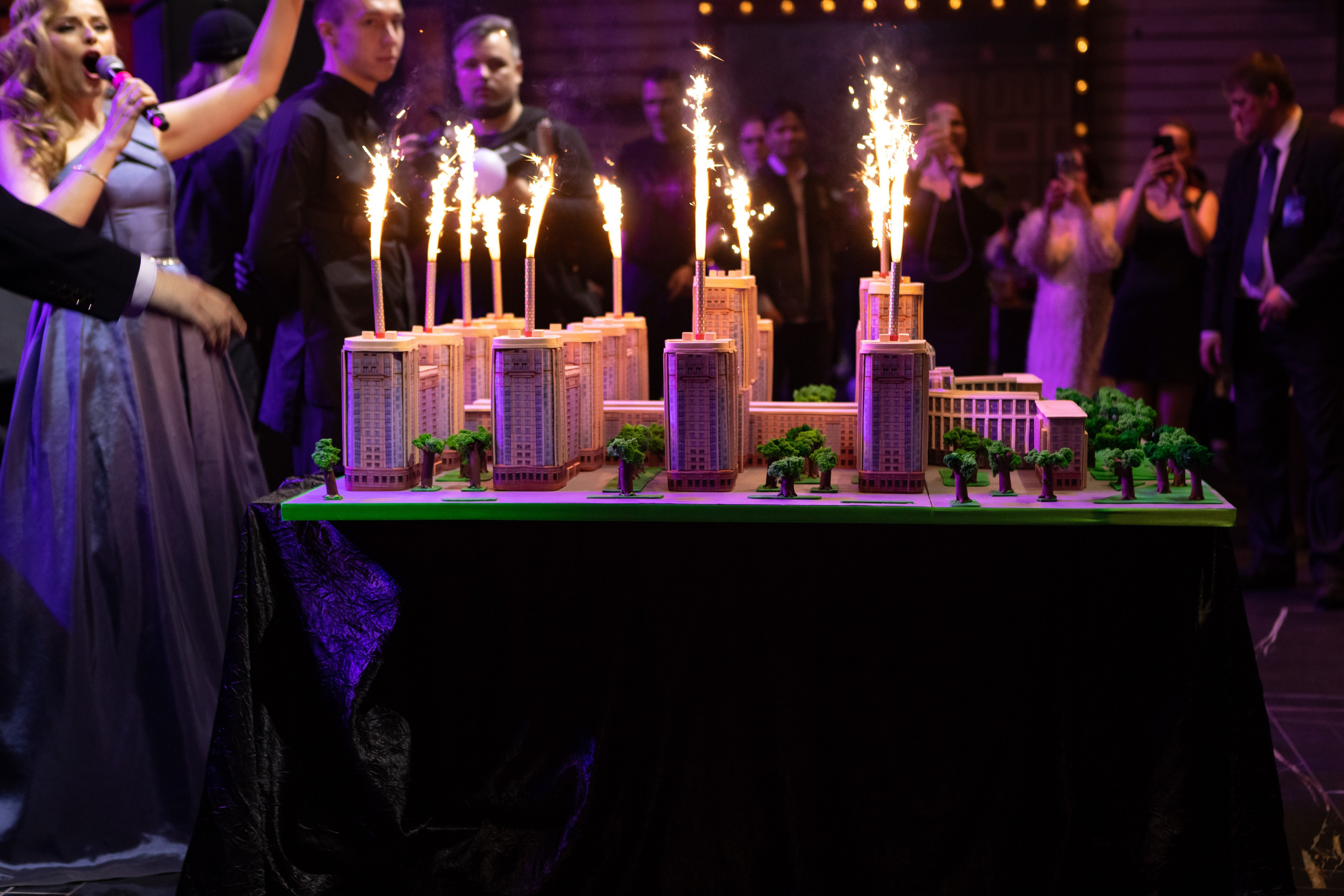 Строительная компания Л1- 32 года. Специальный гость — Григорий Лепс. Двойняшки-фотографы Анна и Анастасия в Санкт-Петербурге