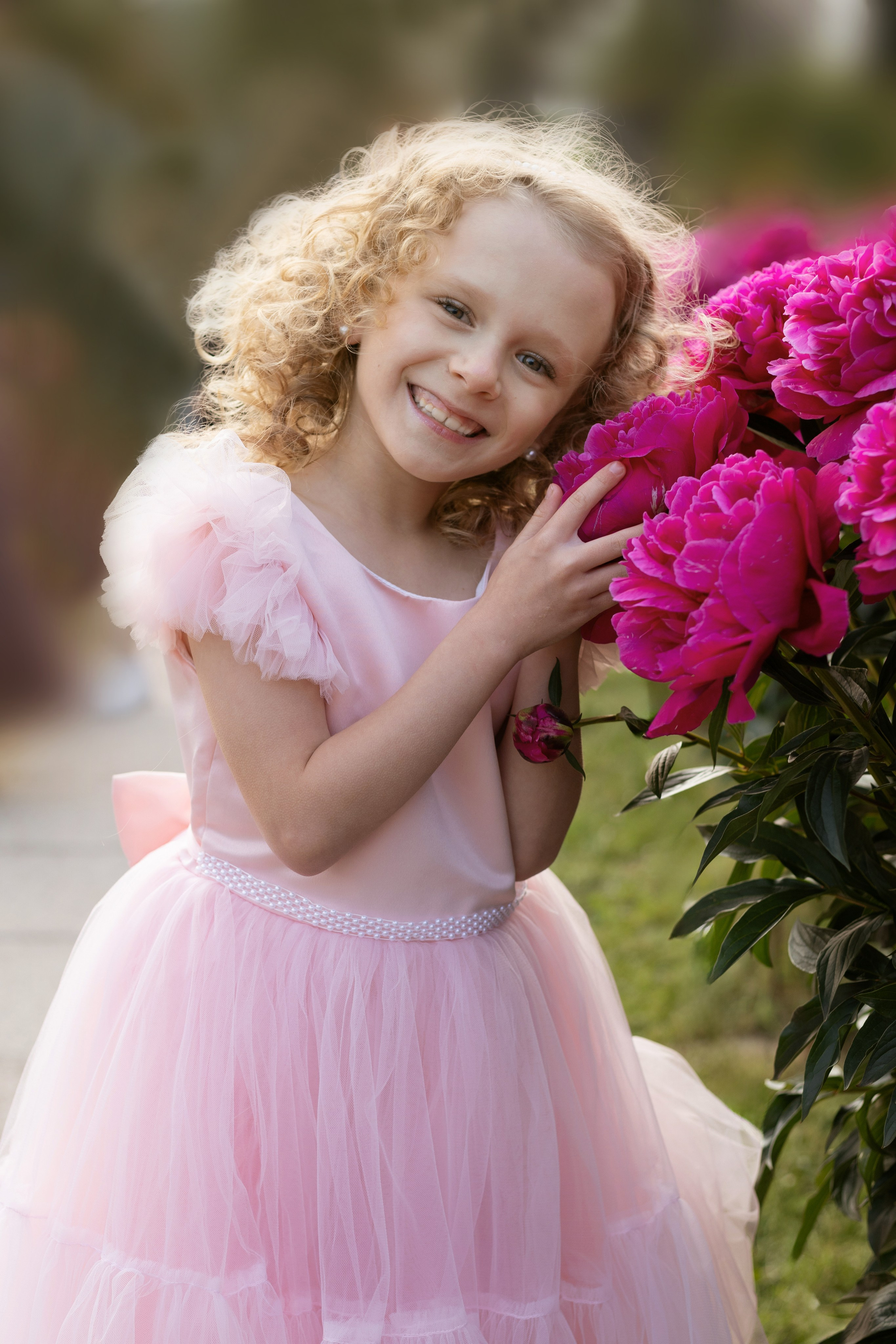 Маленькая девочка с цветами на фотосессии в парках Москвы Профессиональная фотосессия 