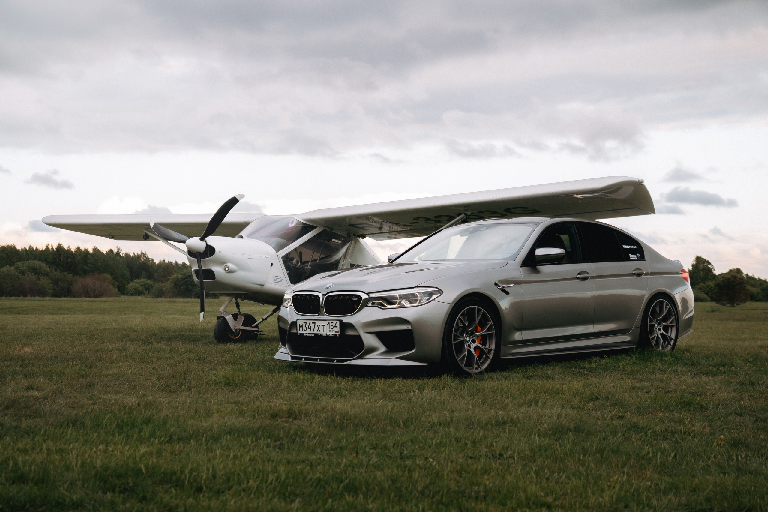 BMW M5 with plane. Автомобильный фотограф и видеограф в Новосибирске|Александра Косухина